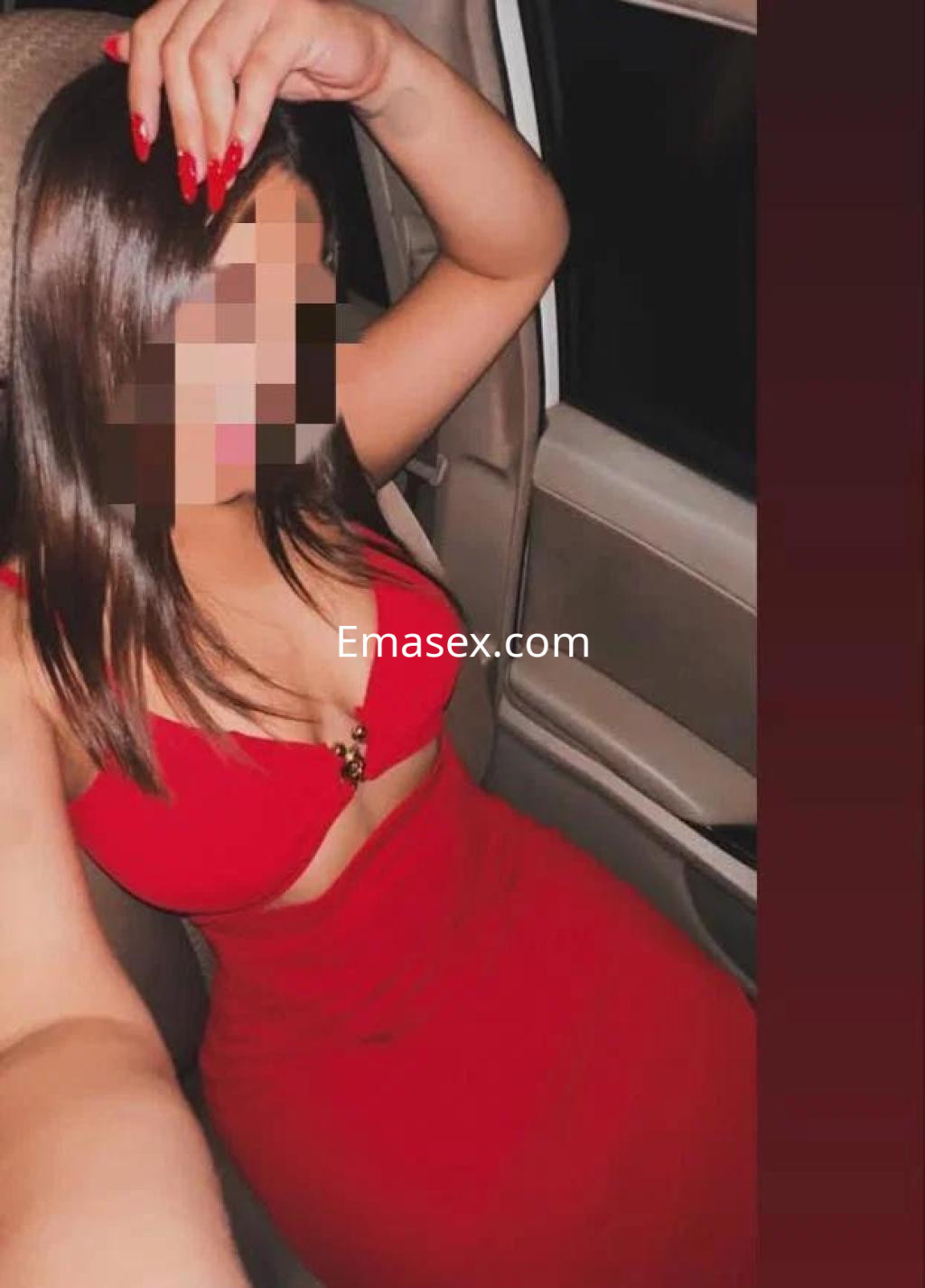 Escort en Ourense, sentada en un coche, viste un vestido rojo ajustado que resalta su figura y lleva uñas largas rojas.