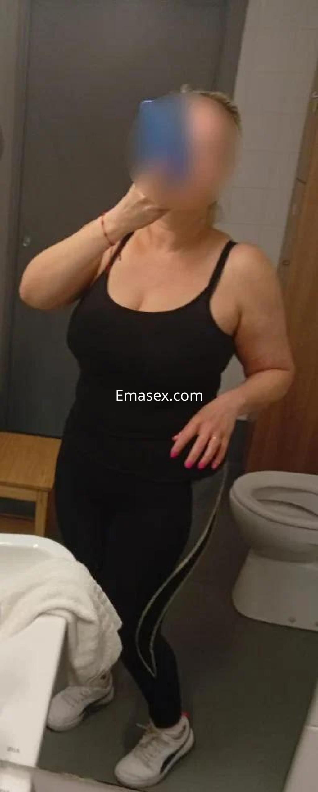 La puta viste un top negro y leggins ajustados mientras se toma una selfie en un baño en Ourense.