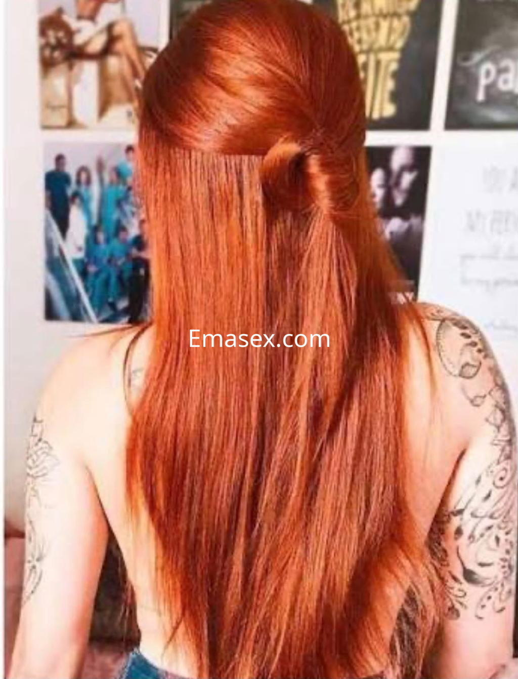 Puta con cabello largo y rojo, mostrando un peinado recogido en la parte superior, vista desde atrás en Logroño.