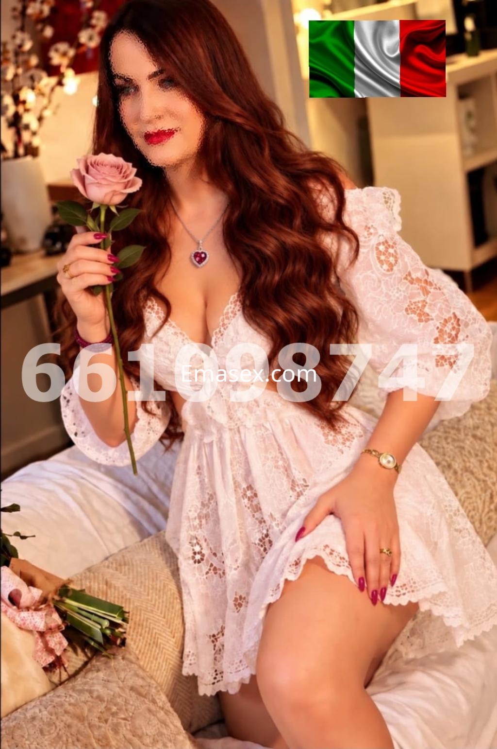Puta de cabello largo y ondulado, sosteniendo una rosa, vistiendo un vestido blanco en un ambiente acogedor en Santiago.