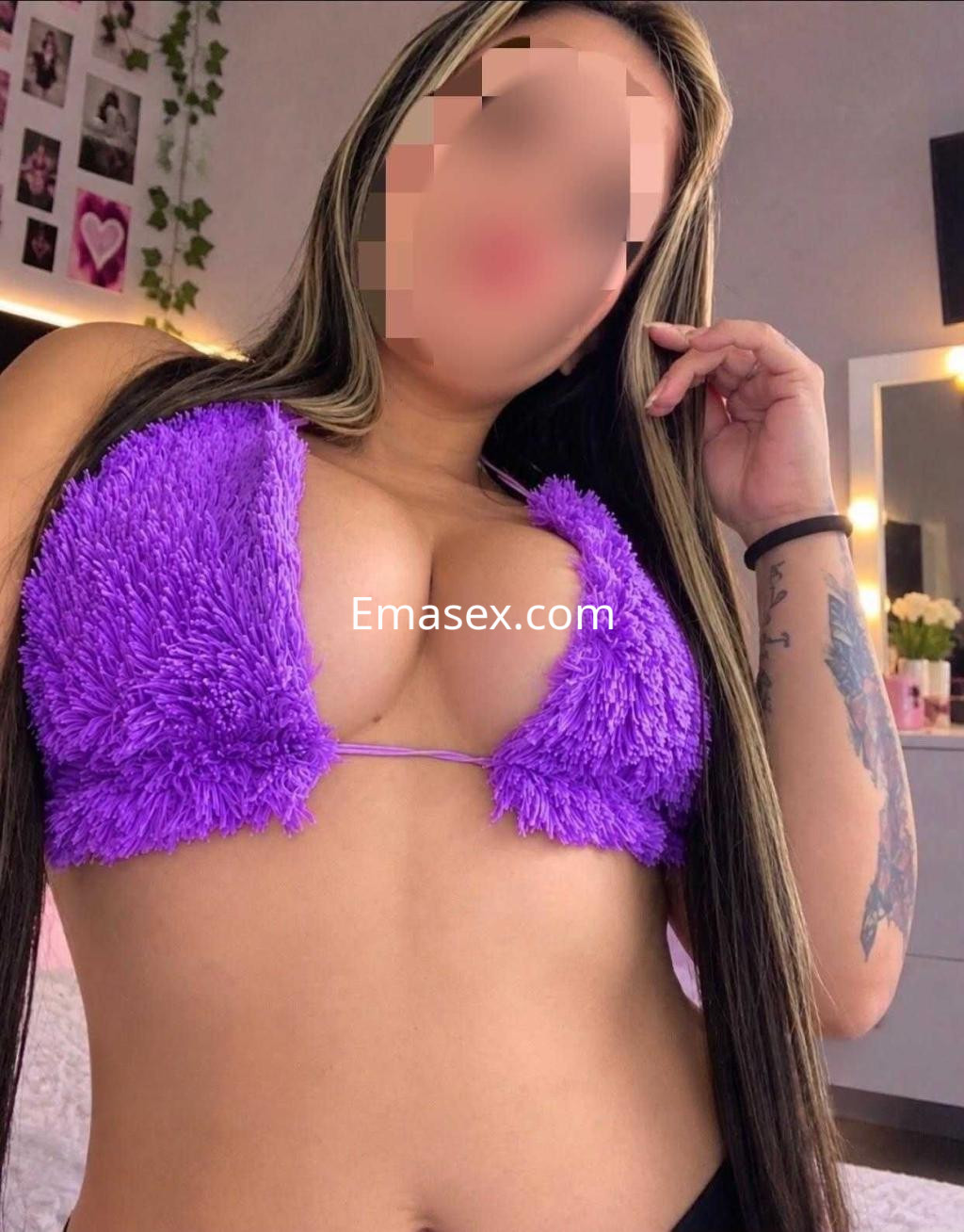 Puta en Valencia luciendo un top morado de peluche que resalta su figura y cabello largo y lacio.