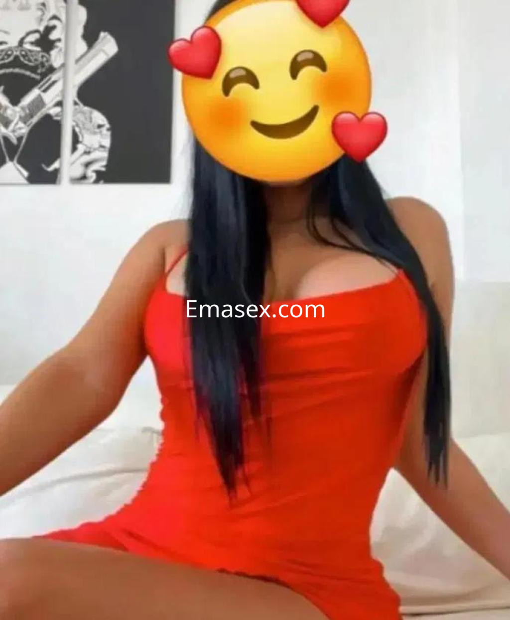 Escort con vestido rojo ajustado y cabello largo, posando en un entorno luminoso de Zamora.