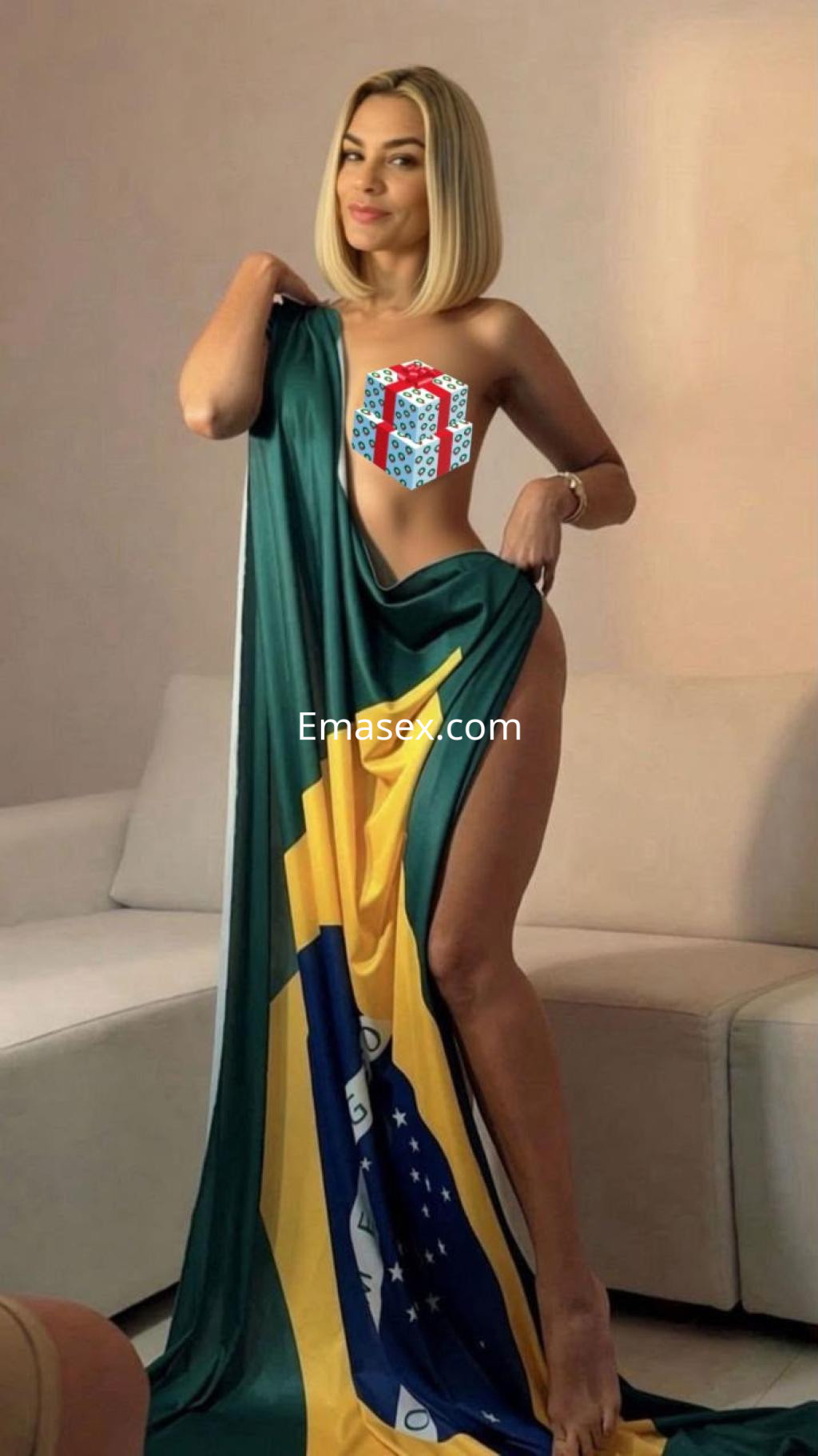 Escort en Bilbao sostiene una bandera de Brasil mientras posa de pie, mostrando una expresión confiada.
