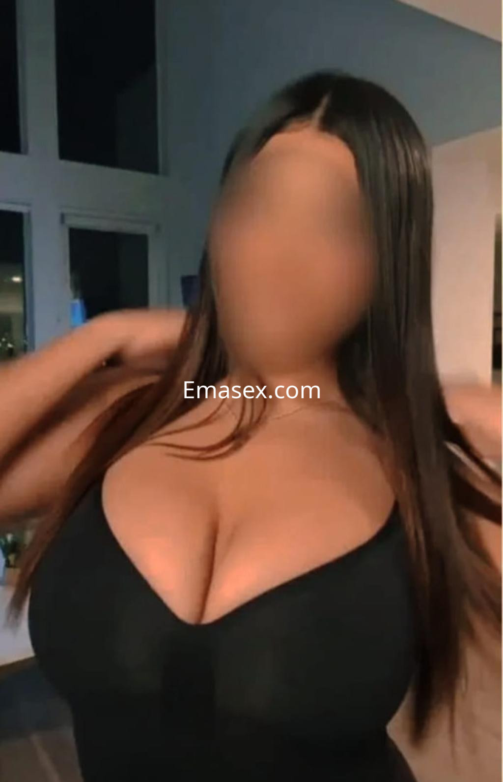 Puta con cabello largo y lacio, vistiendo un vestido negro ajustado en un ambiente interior de Pamplona.