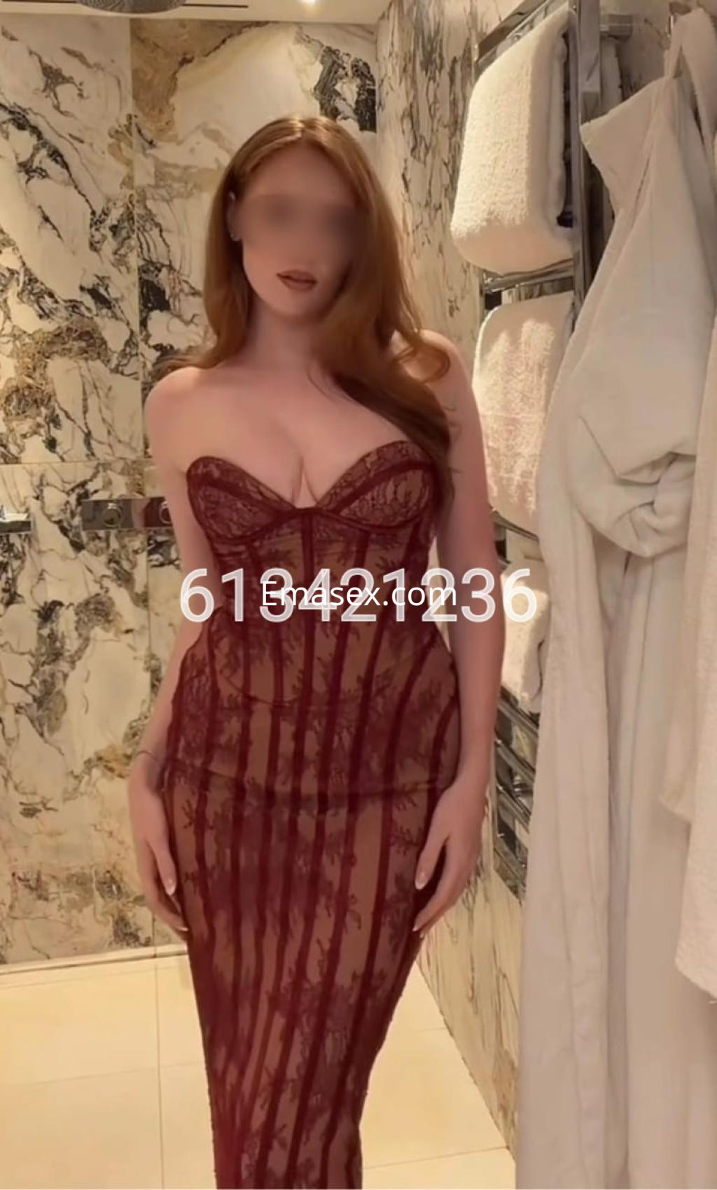 Puta con vestido ajustado de encaje burdeos, posando en un elegante baño en Donosti.