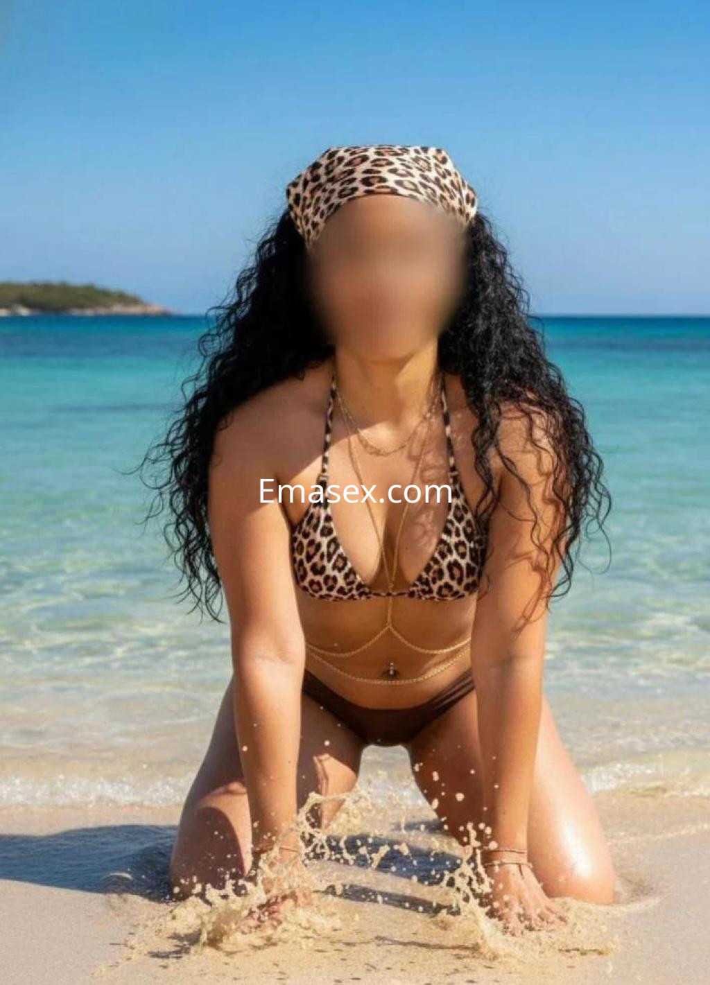La puta, con un bikini de leopardo y un pañuelo a juego, juega en la arena de la playa en Lugo.