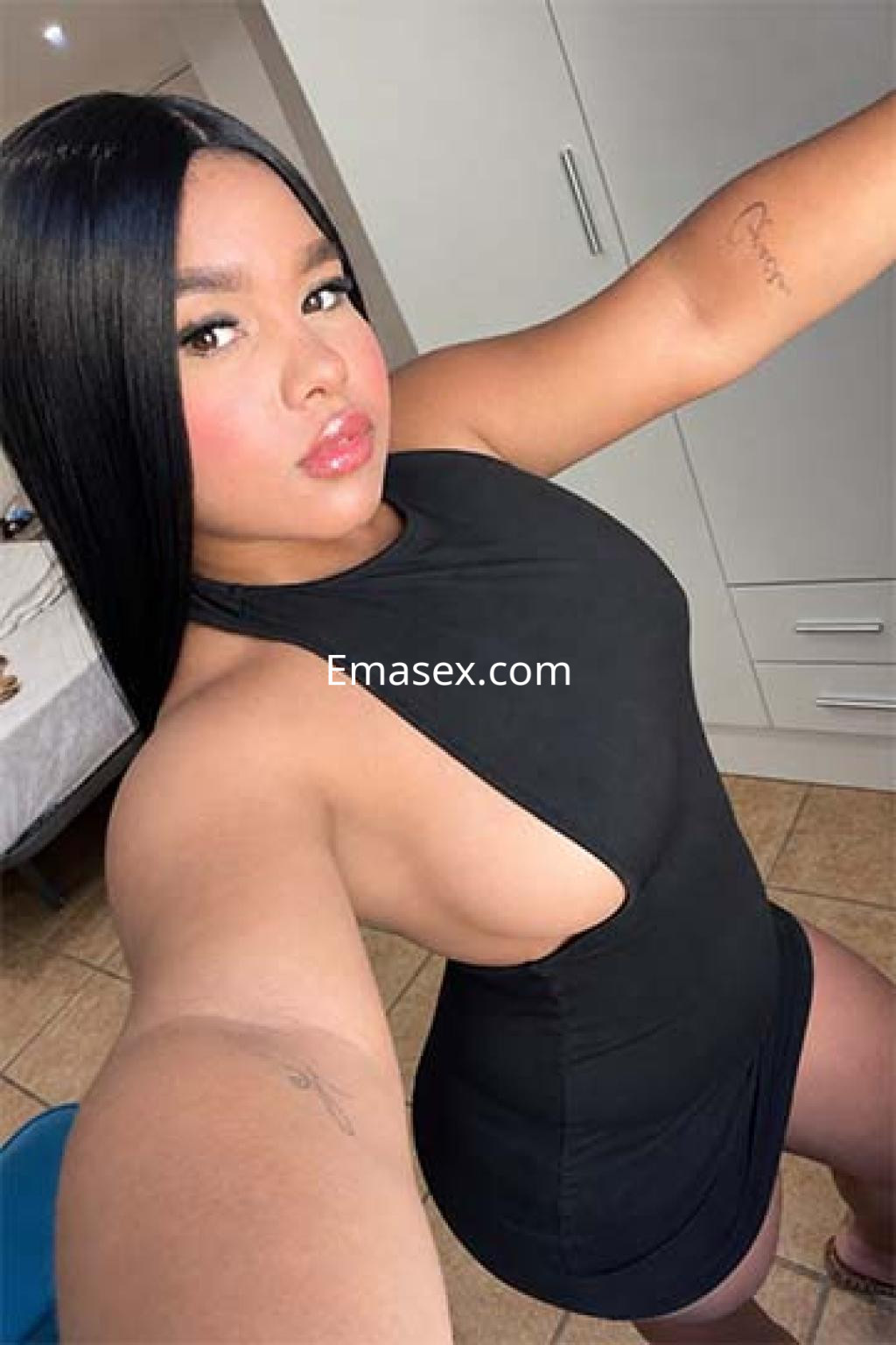 Puta en Logroño, luciendo un vestido negro ajustado y cabello lacio, posando con una actitud segura.