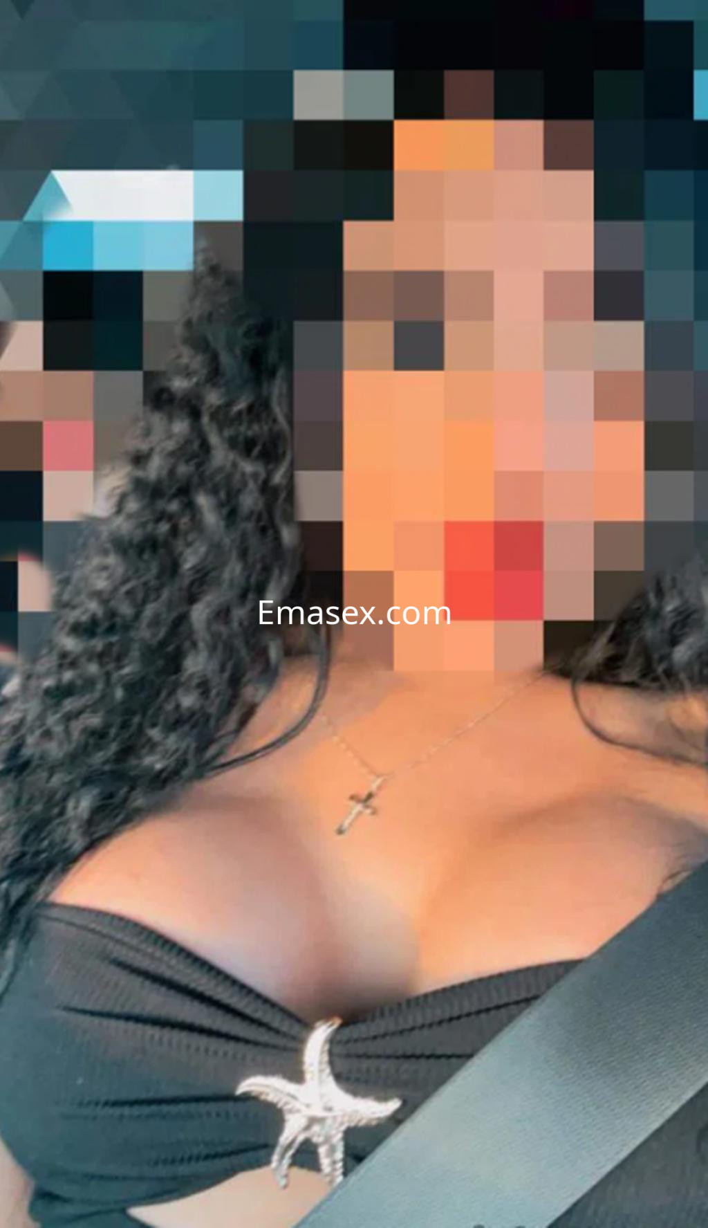 Escort trans de Logroño con cabello rizado y oscuro, vistiendo un top negro, posando en un vehículo.