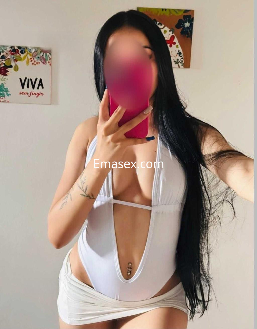 Puta en Tenerife con cabello largo y oscuro, vestida con un traje de baño blanco que resalta su figura.