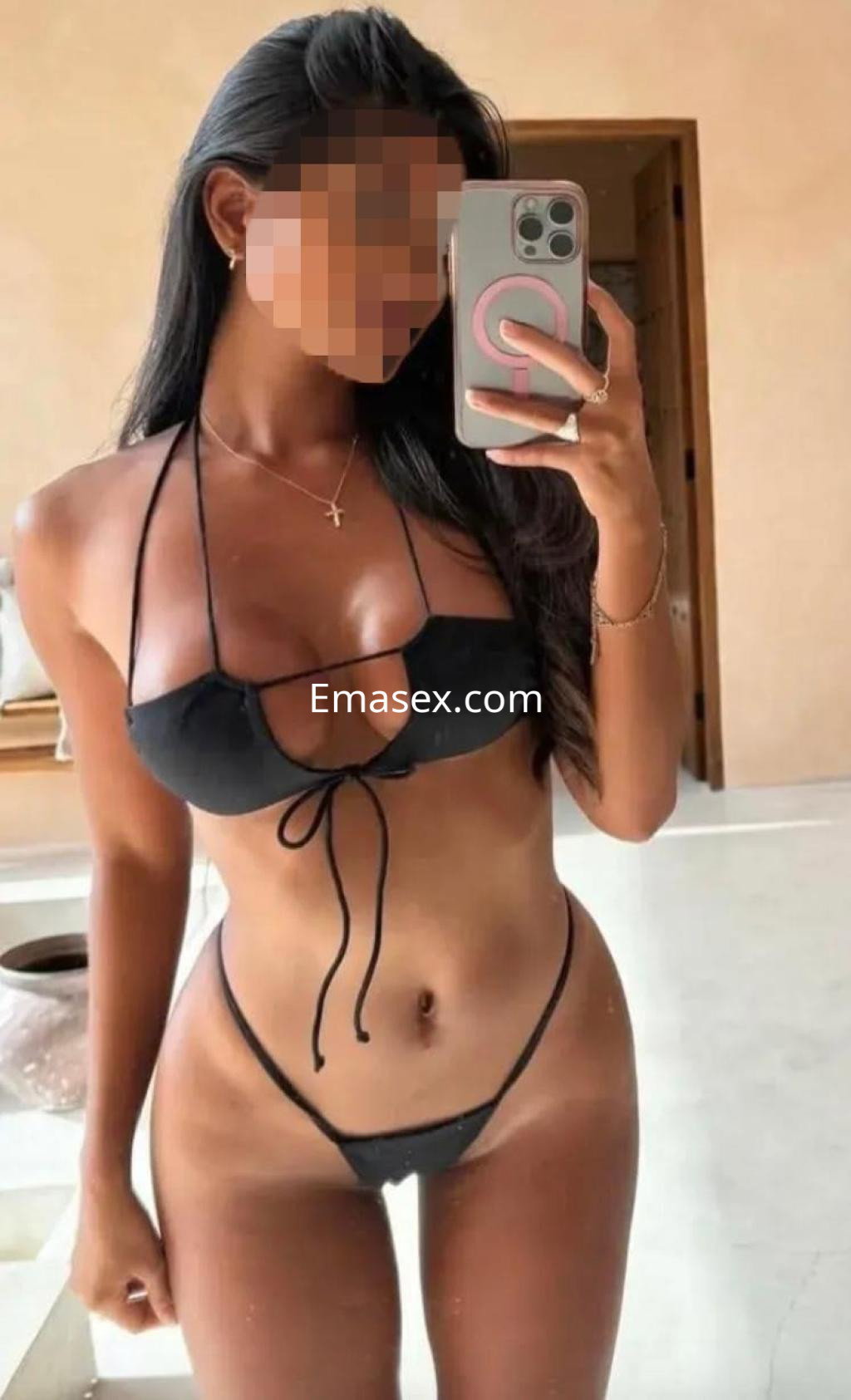 La escort está posando en un ambiente interior en Vigo, vistiendo un bikini negro que destaca su figura.