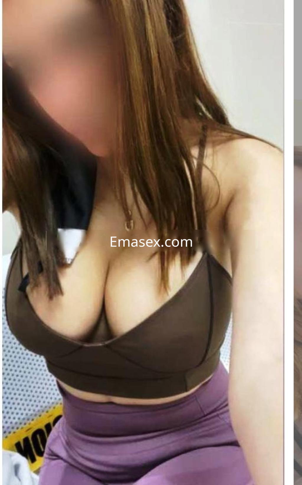 Puta en Tarragona con cabello castaño y lacio, usando un top marrón que resalta su figura y una falda ajustada.
