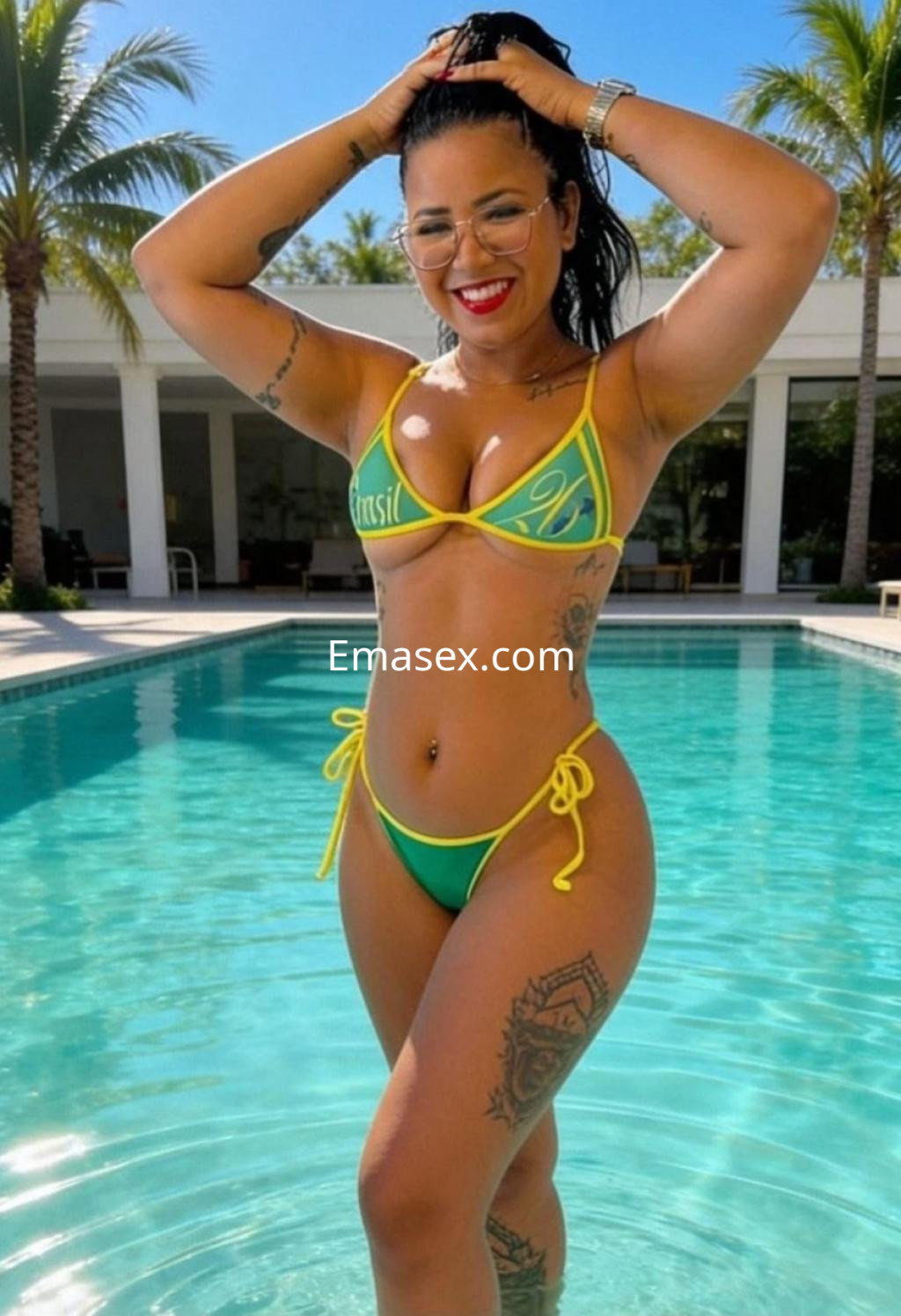 Puta con bikini amarillo y verde posando junto a una piscina en Irún, luciendo gafas y tatuajes.