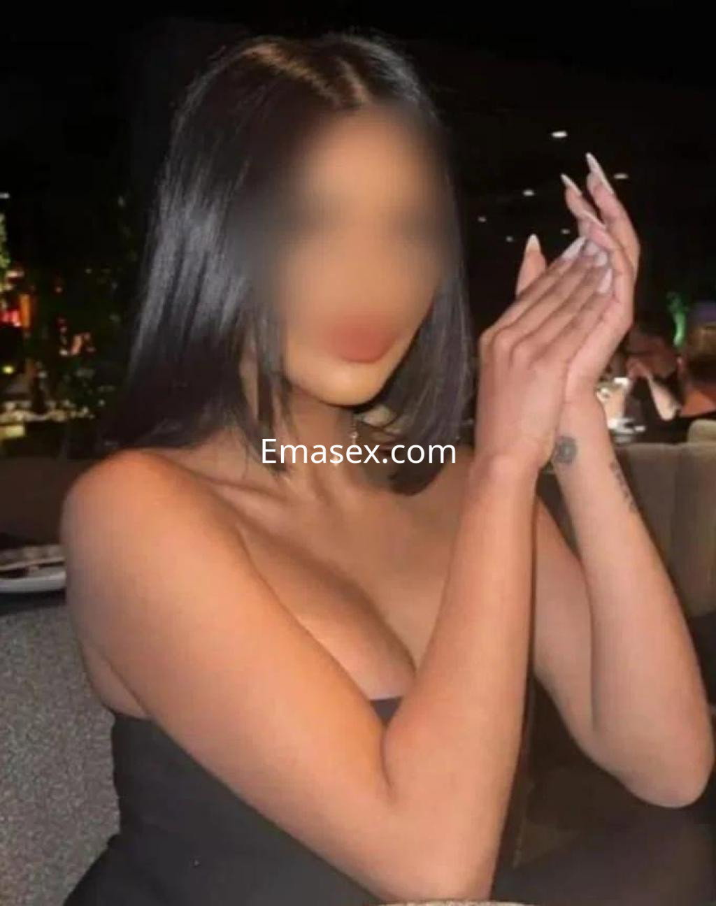 Puta con cabello largo y lacio, viste un vestido negro sin mangas y se encuentra en un ambiente elegante en Badajoz.