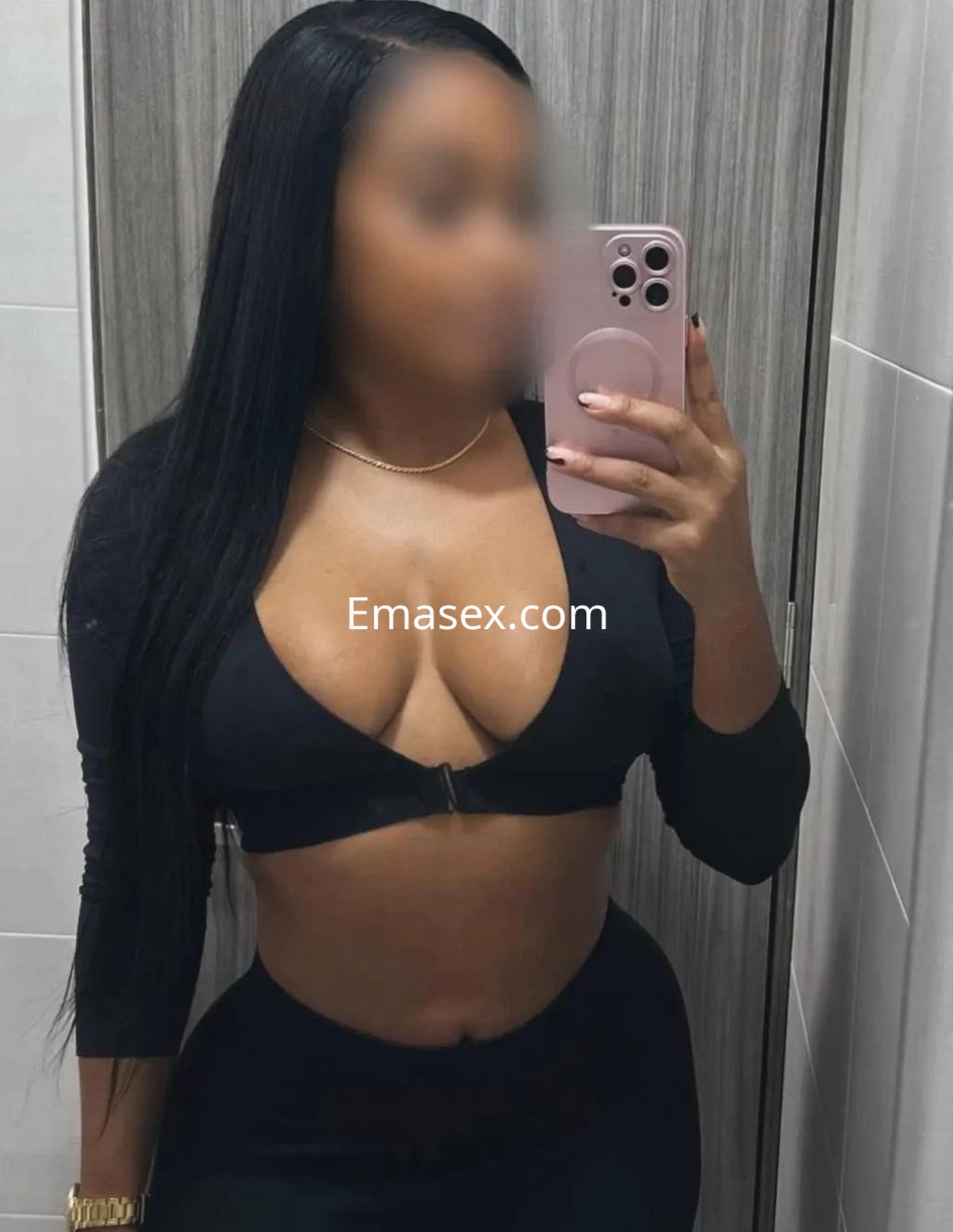 Puta en Toledo, con cabello largo y lacio, viste un top negro ajustado que resalta su figura.