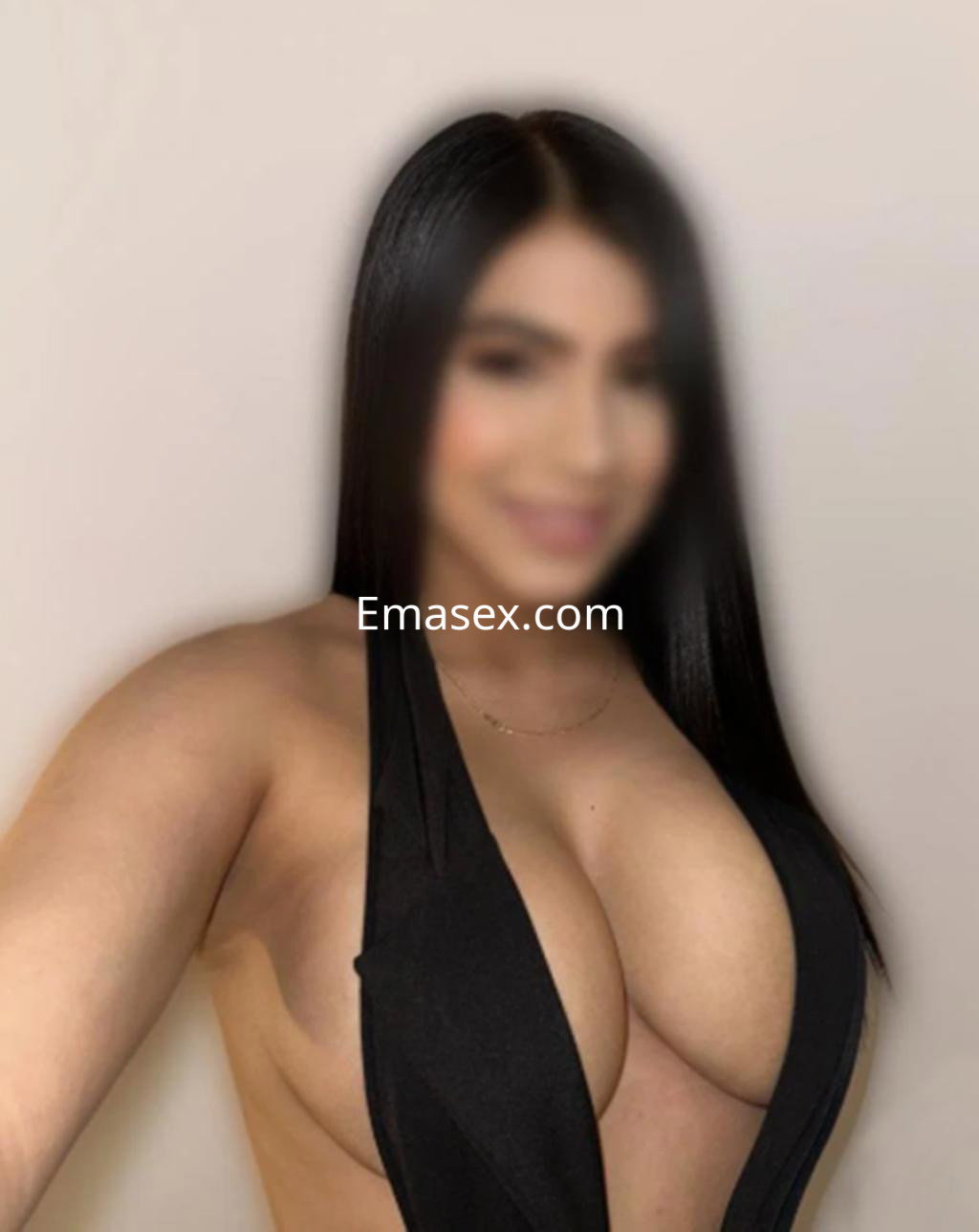 Escort en Logroño con cabello largo y lacio, vistiendo un sensual vestido negro que resalta su figura.