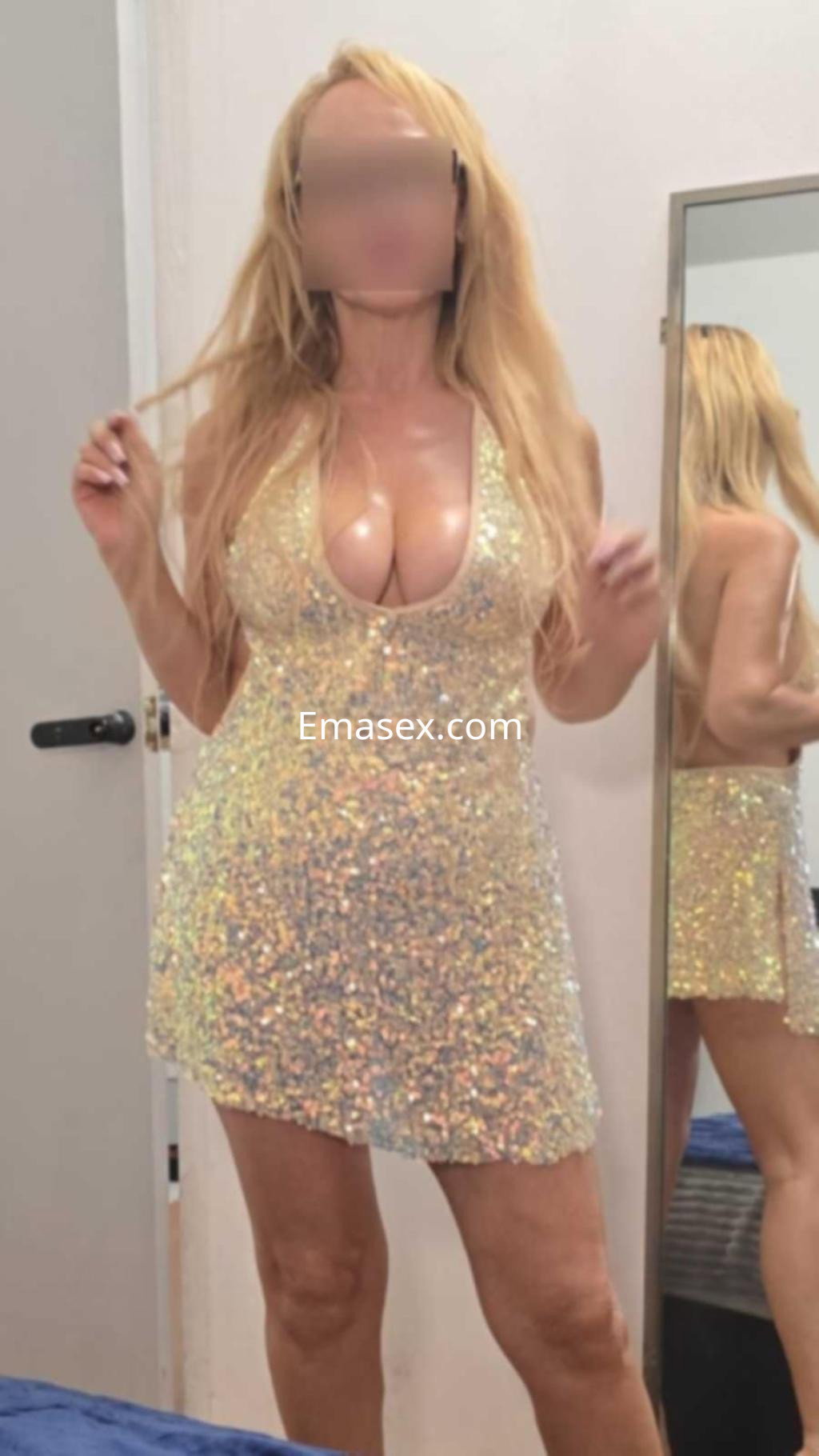 Puta en Barcelona luce un vestido corto y brillante con escote profundo, tiene cabello largo y rubio.