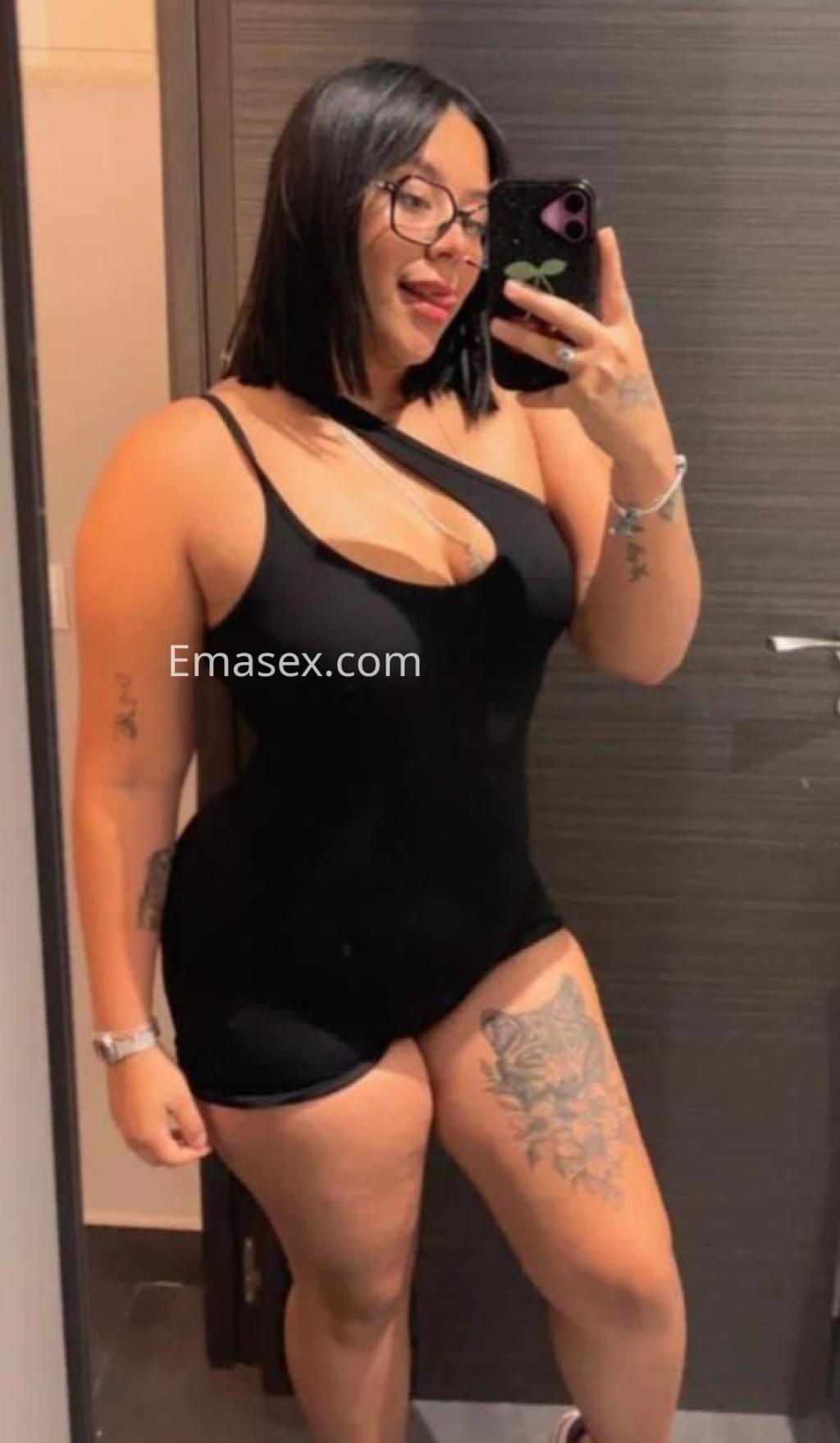 La puta se toma una selfie en un baño, luciendo un traje de baño negro y mostrando su cabello lacio y corto.