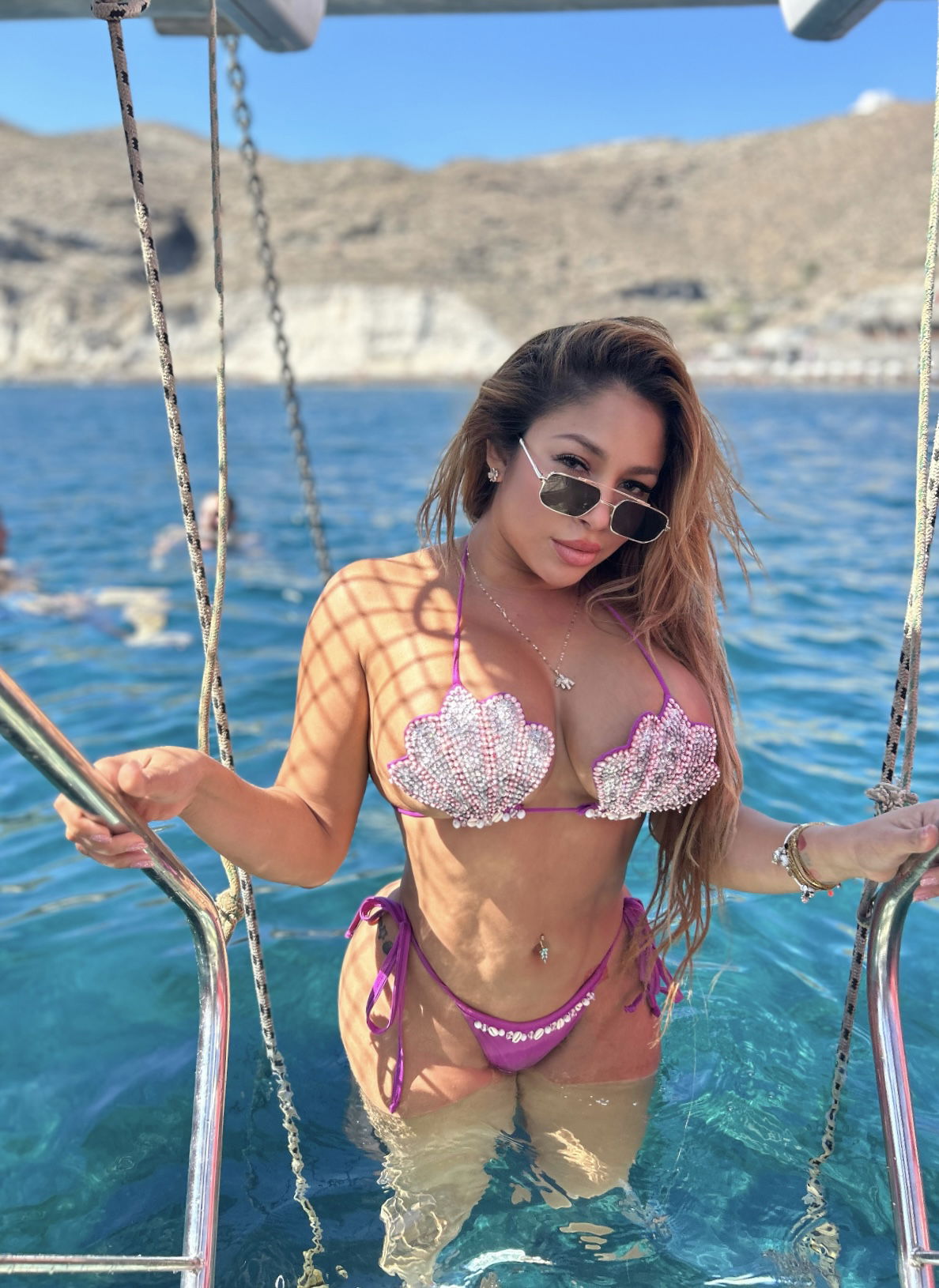 637256484|REINA|Chica