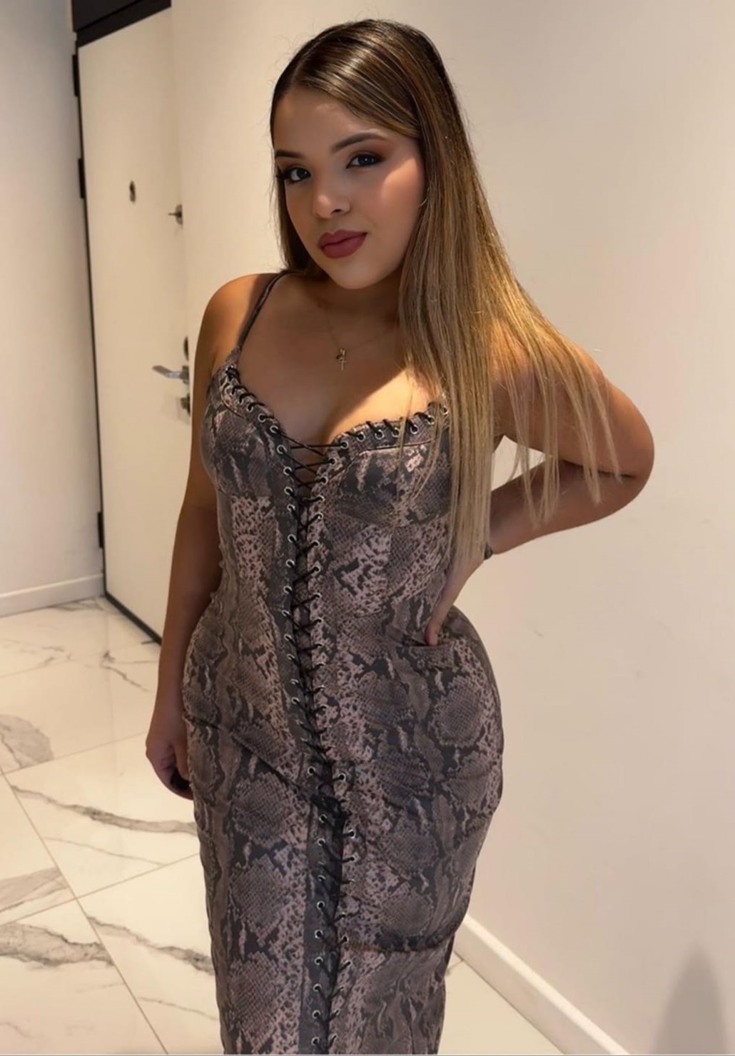 613412928|HILLARY|Chica