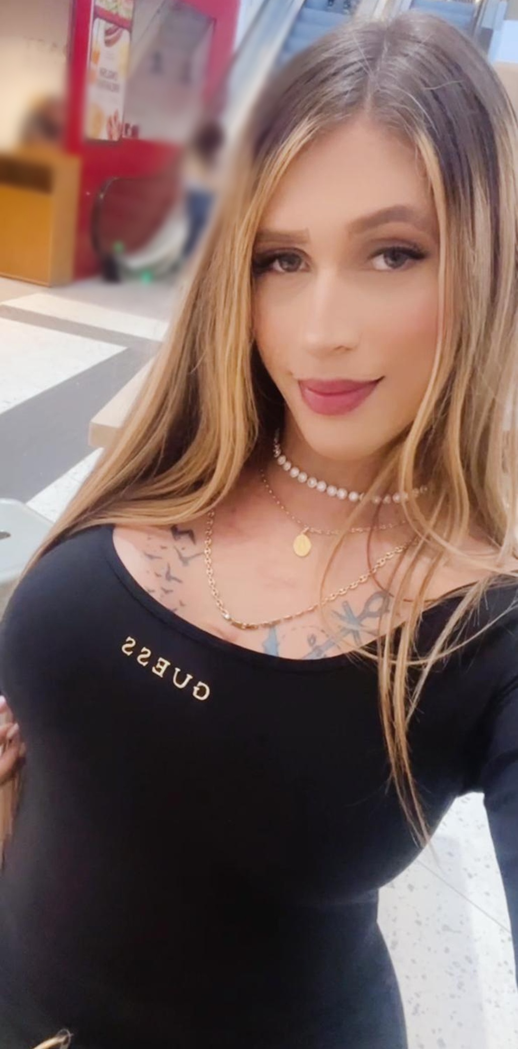 613385979|SARA|Transexual