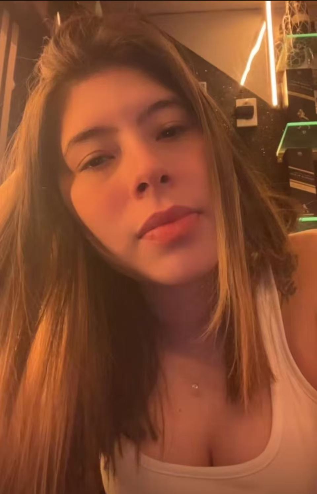 636641374|ANGELA|Chica