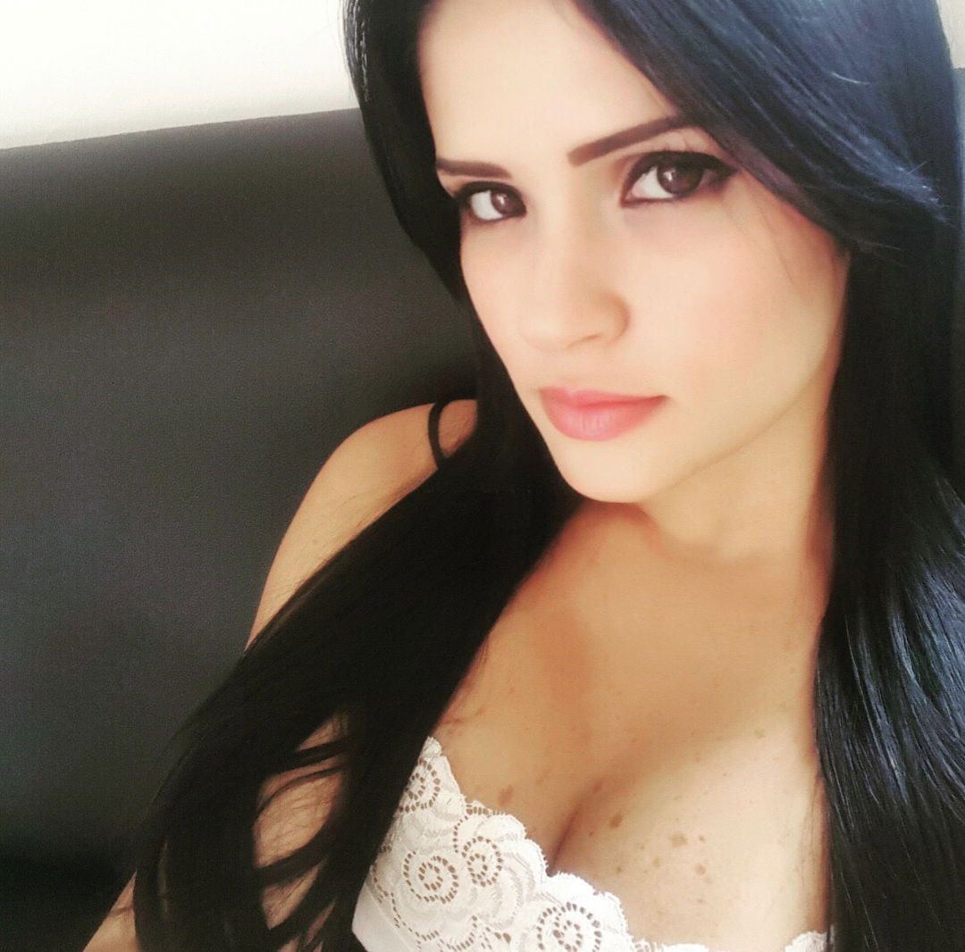 613637408|EMILY|Chica
