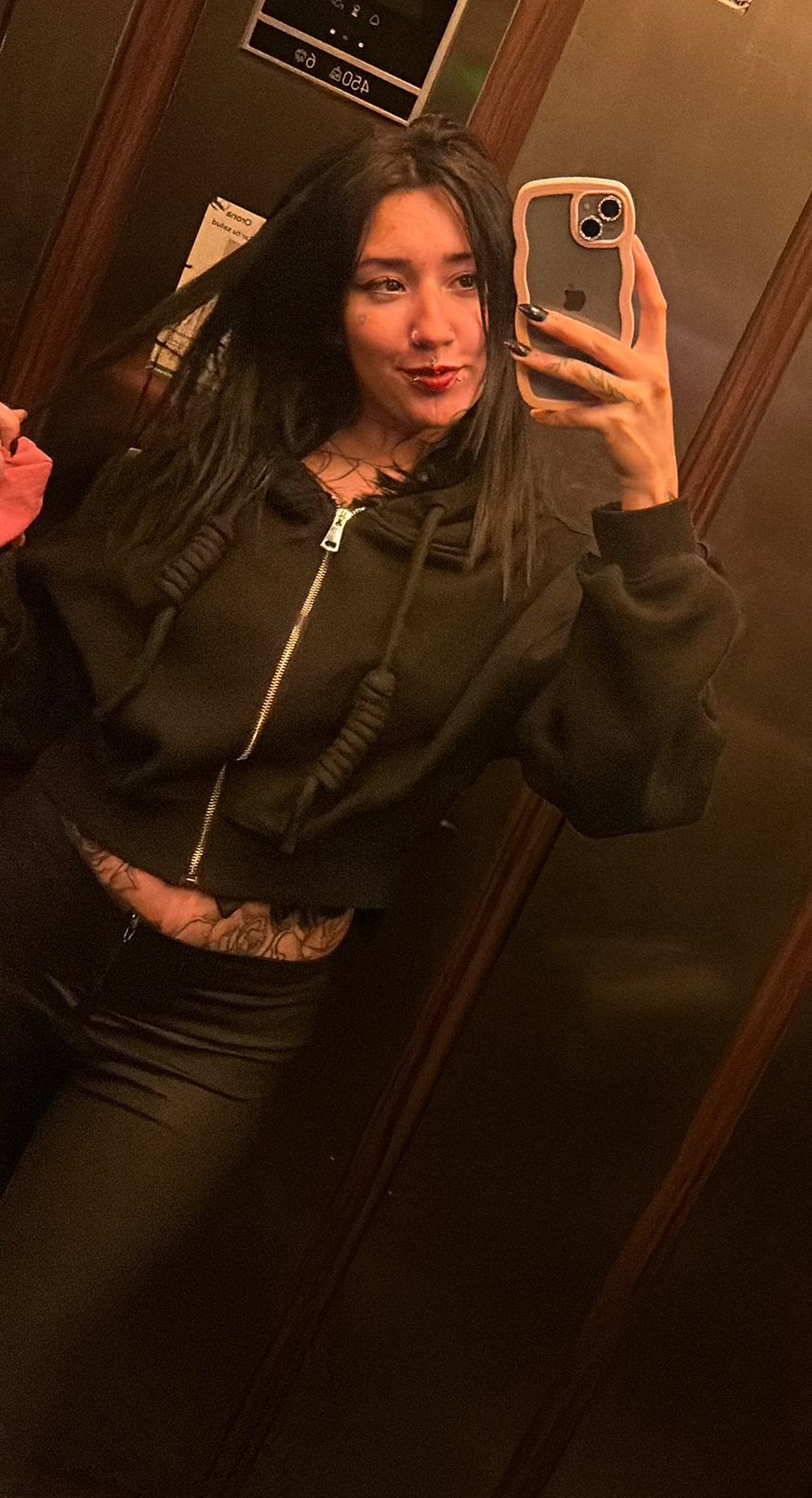 611239389|NIKOL|Chica