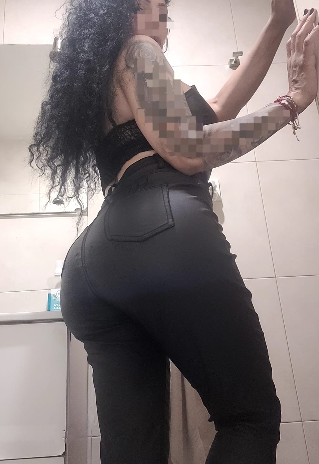 633113067|CONNI|Escort