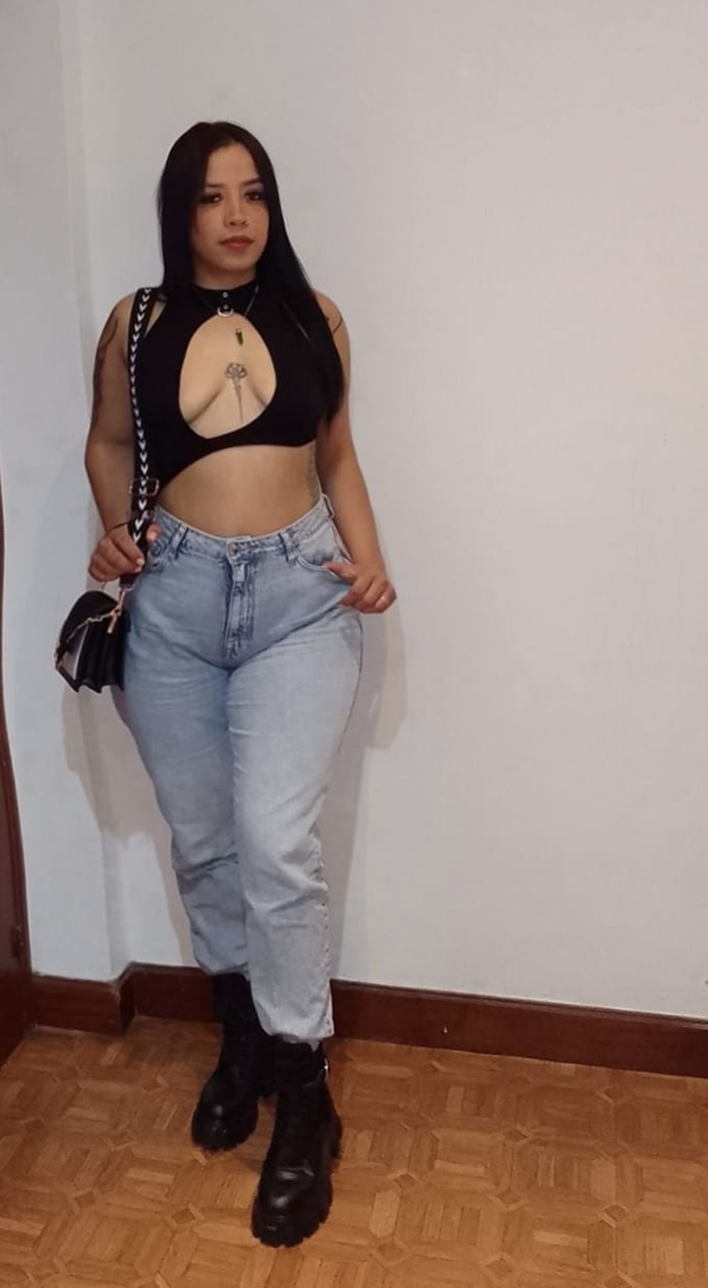 640895615|EMILY|Chica