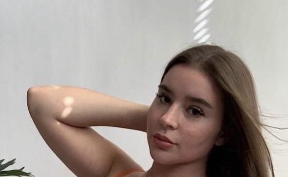 605111569|CRISTINA|Chica
