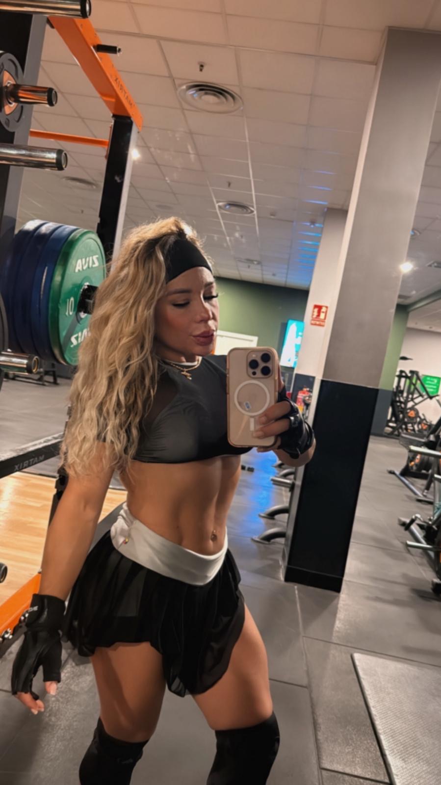 643966892|CANDY|Chica