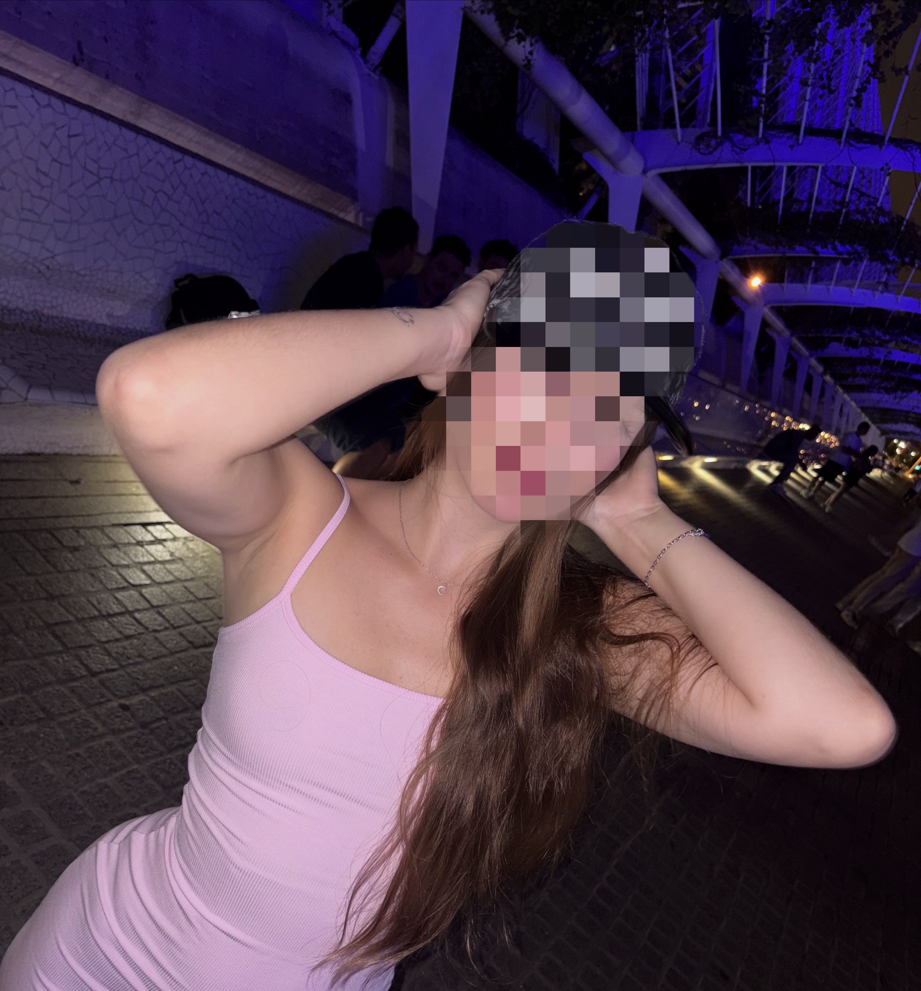 624136424|LíA|Chica