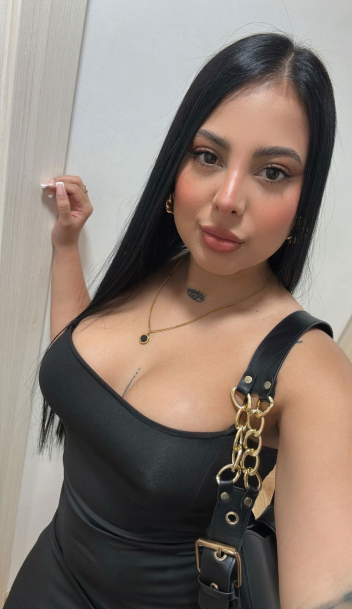 669745865|ISABELLA|Chica