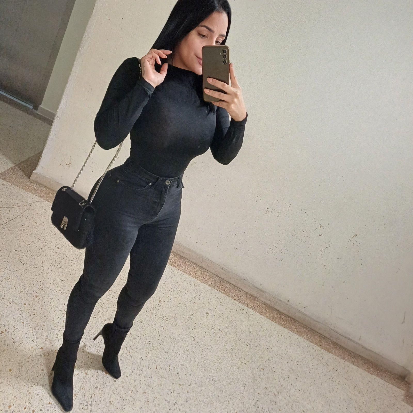 643915413|KYMARA|Chica