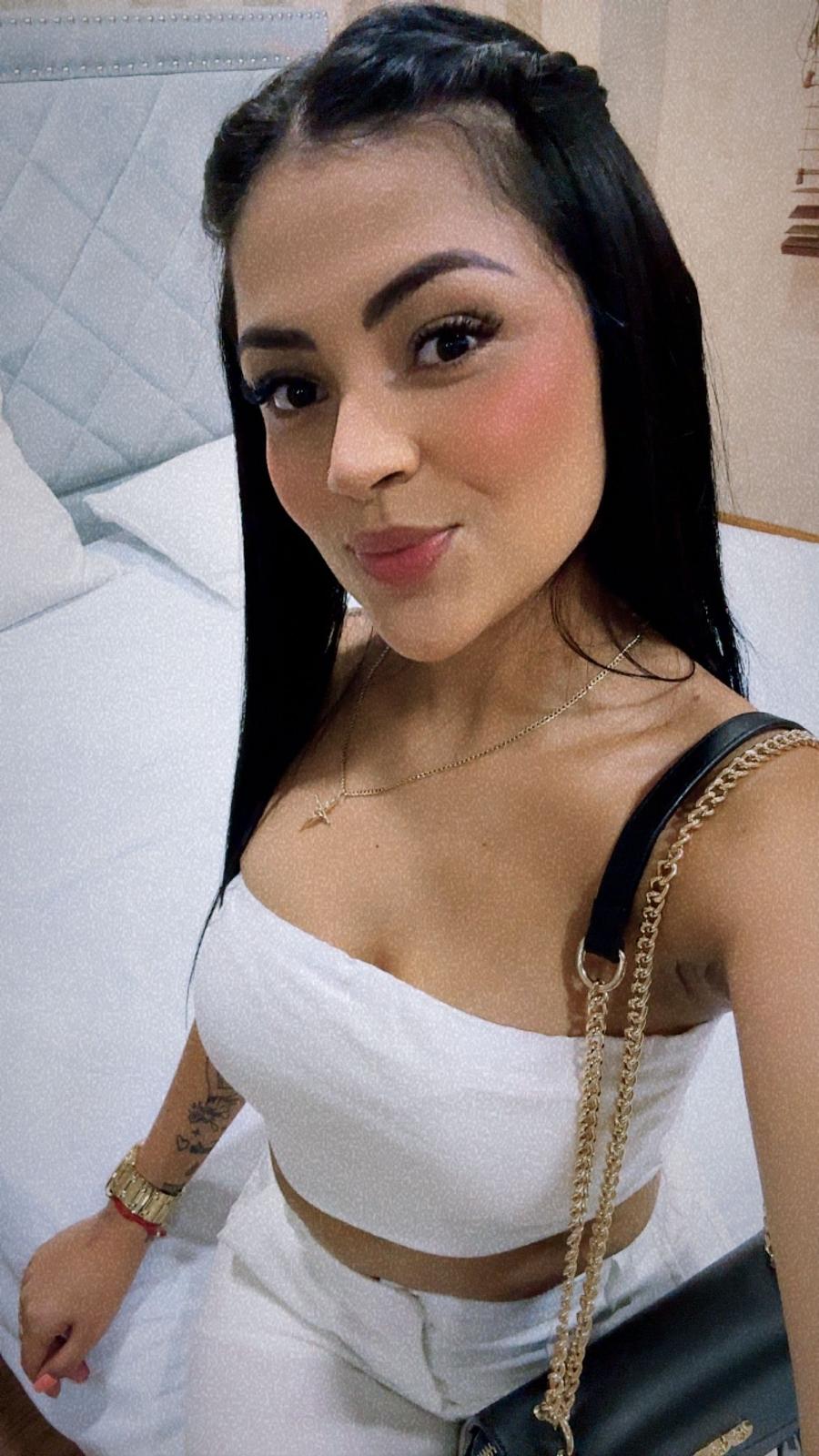 633739912 | EMILY | Chica