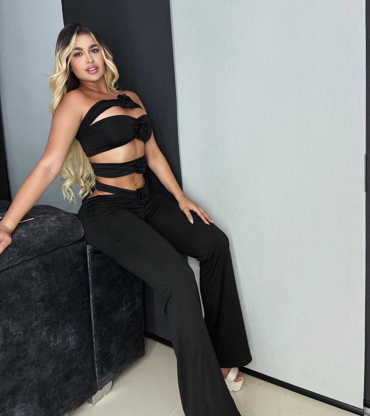 627415040|SALOMé|Chica
