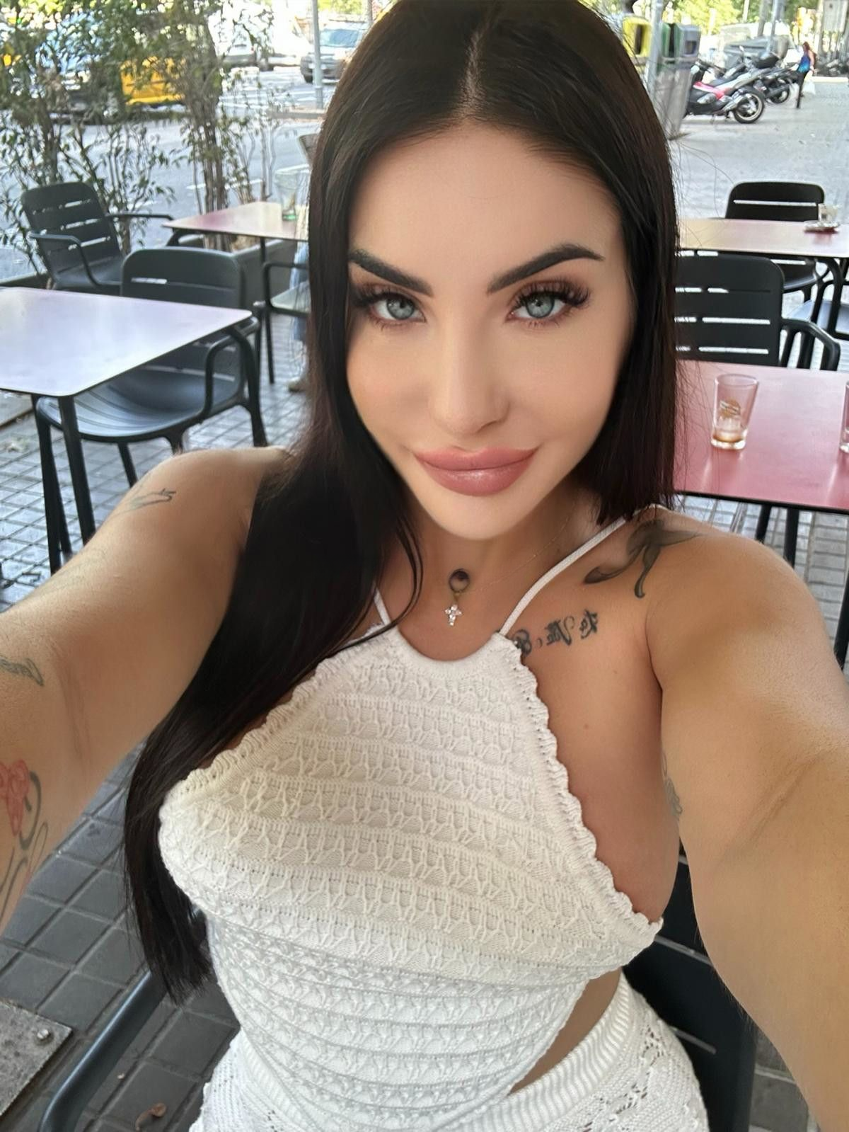 611915701|ÁNGELA|Chica