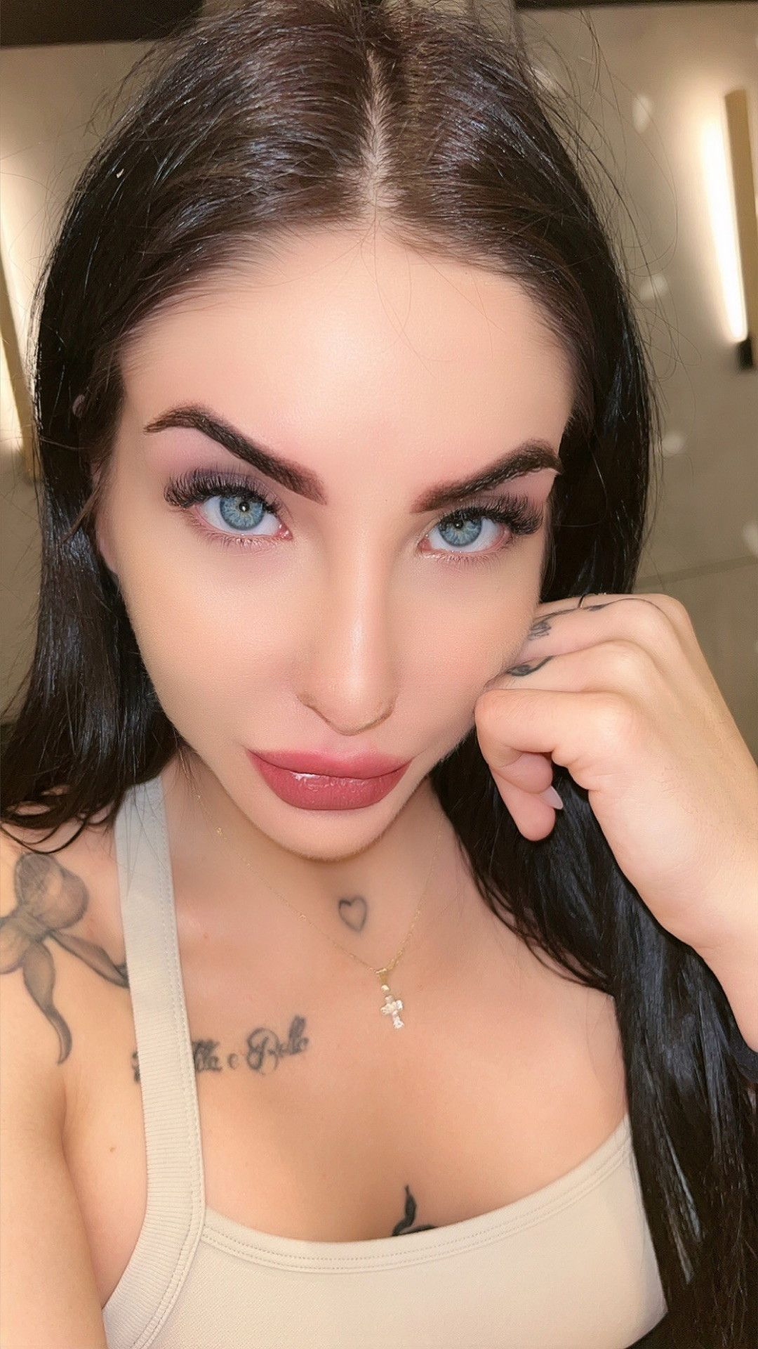 611915701|ÁNGELA|Chica