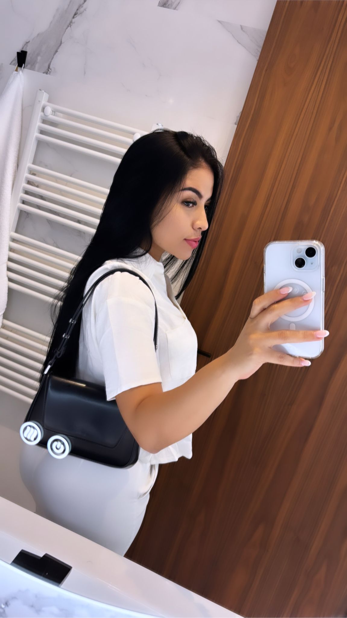 677526358|KAREN|Chica