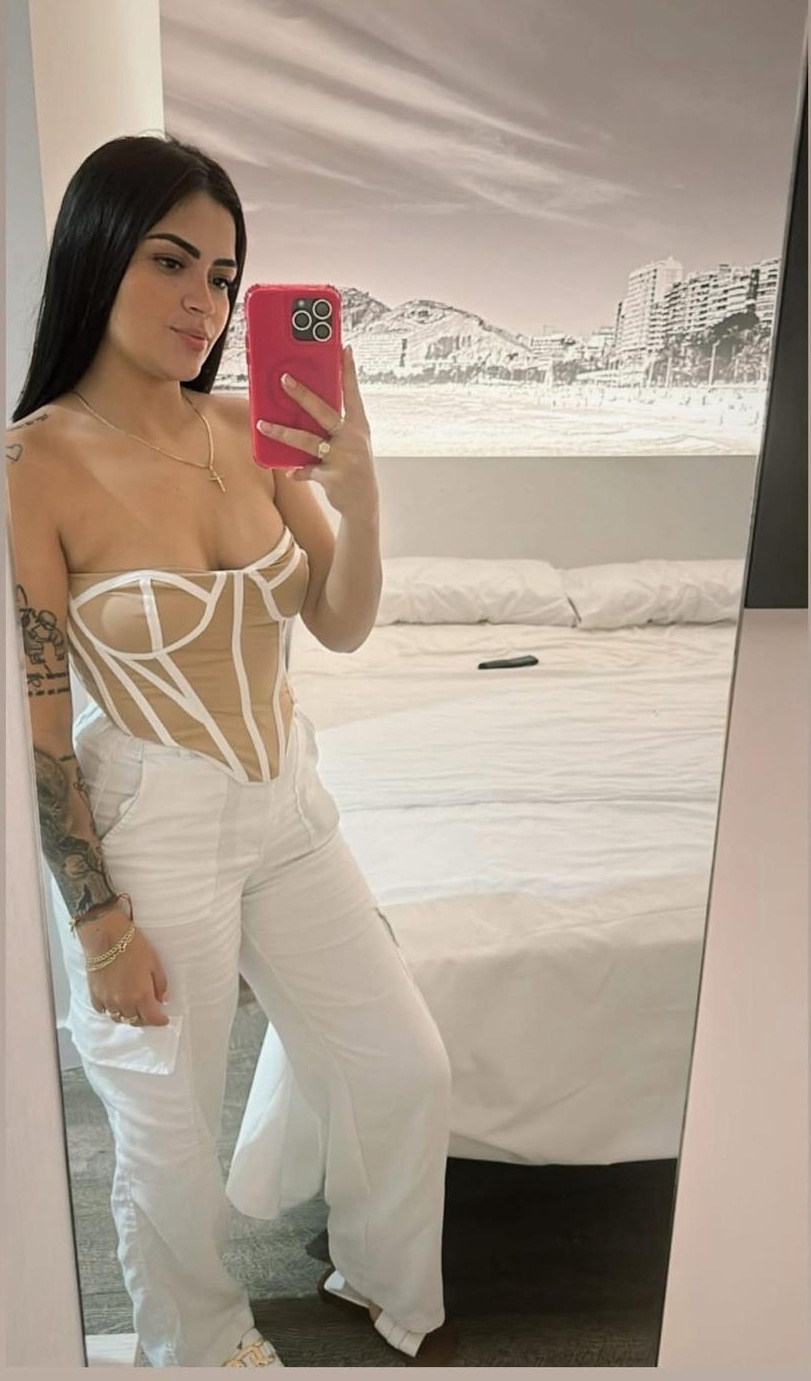 633739912 | EMILY | Chica