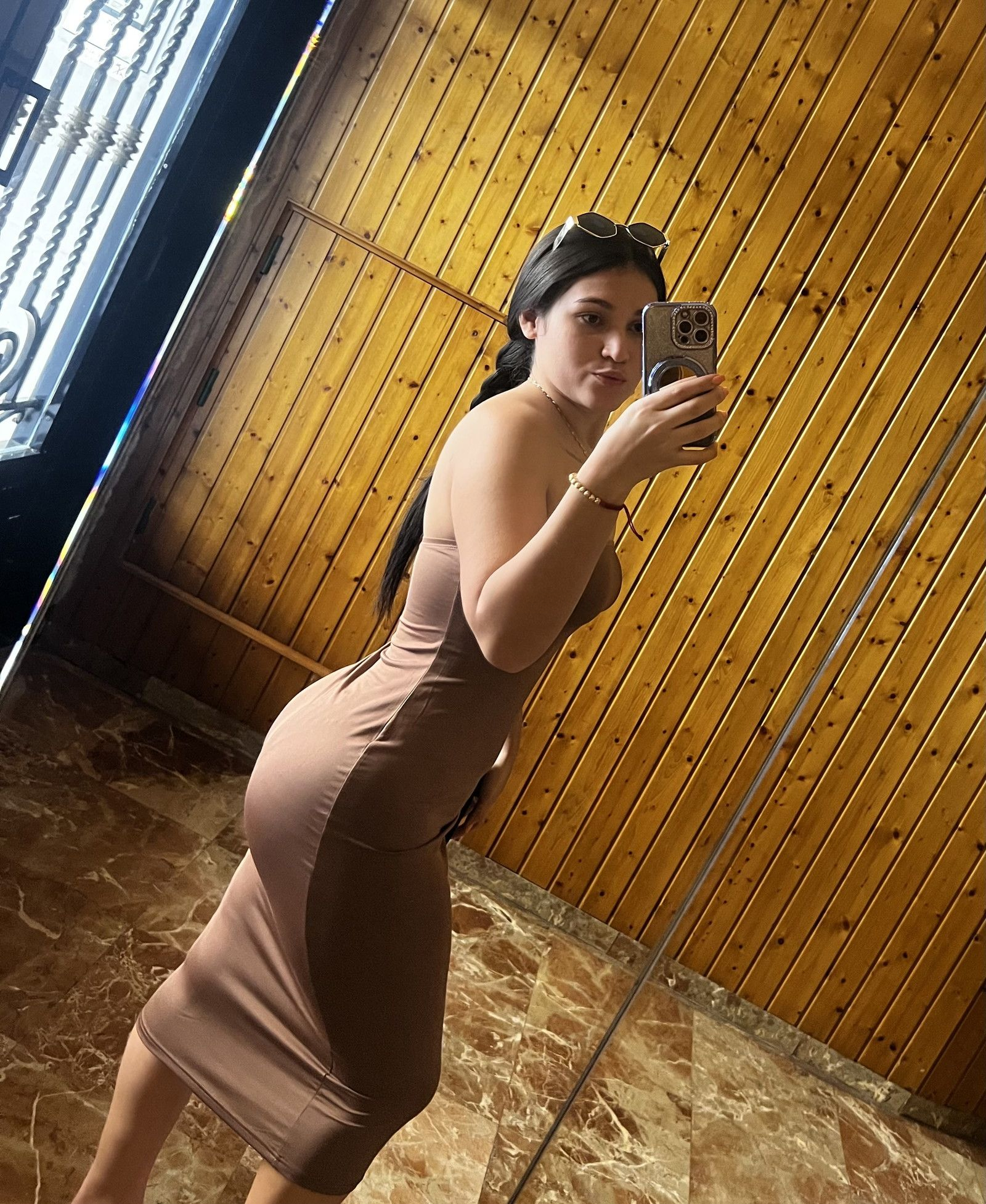 664377893 | CATA | Chica