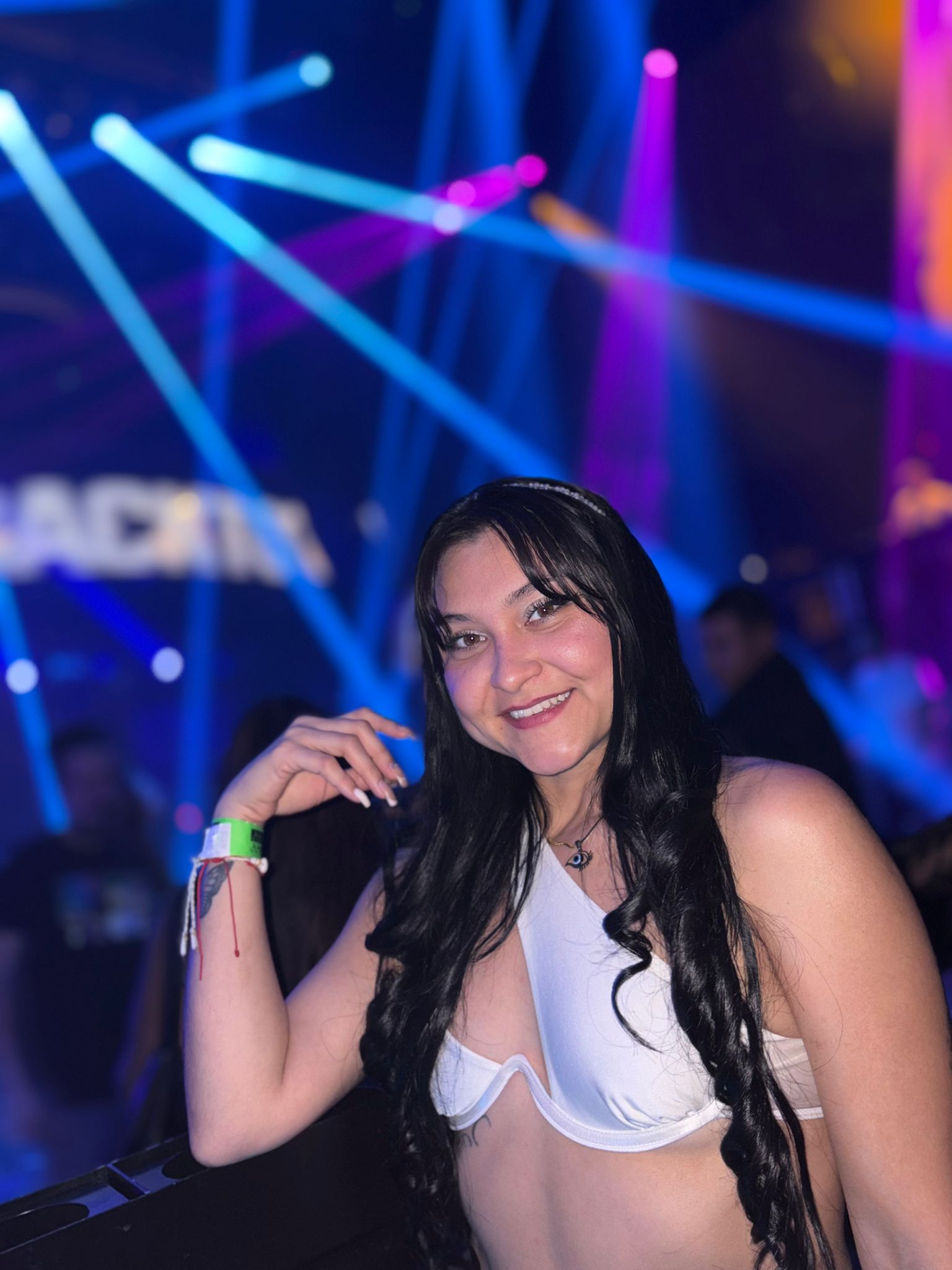 613943818 | SARAY | Chica