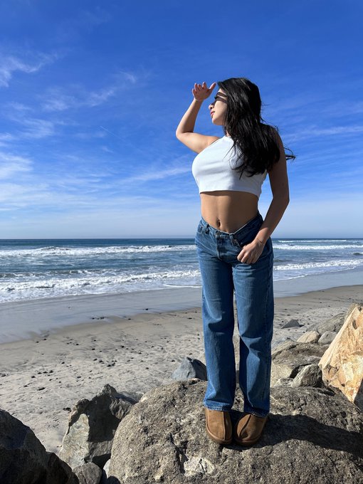 682811086 | STEPHANIA | Chica