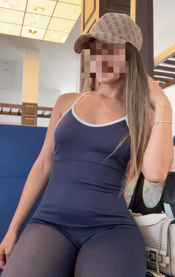 652854142 | CLOE | Chica