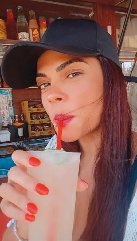 627915933 | ANITTA | Chica