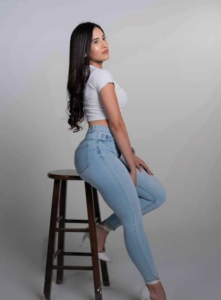 674579132 | JUNE | Chica