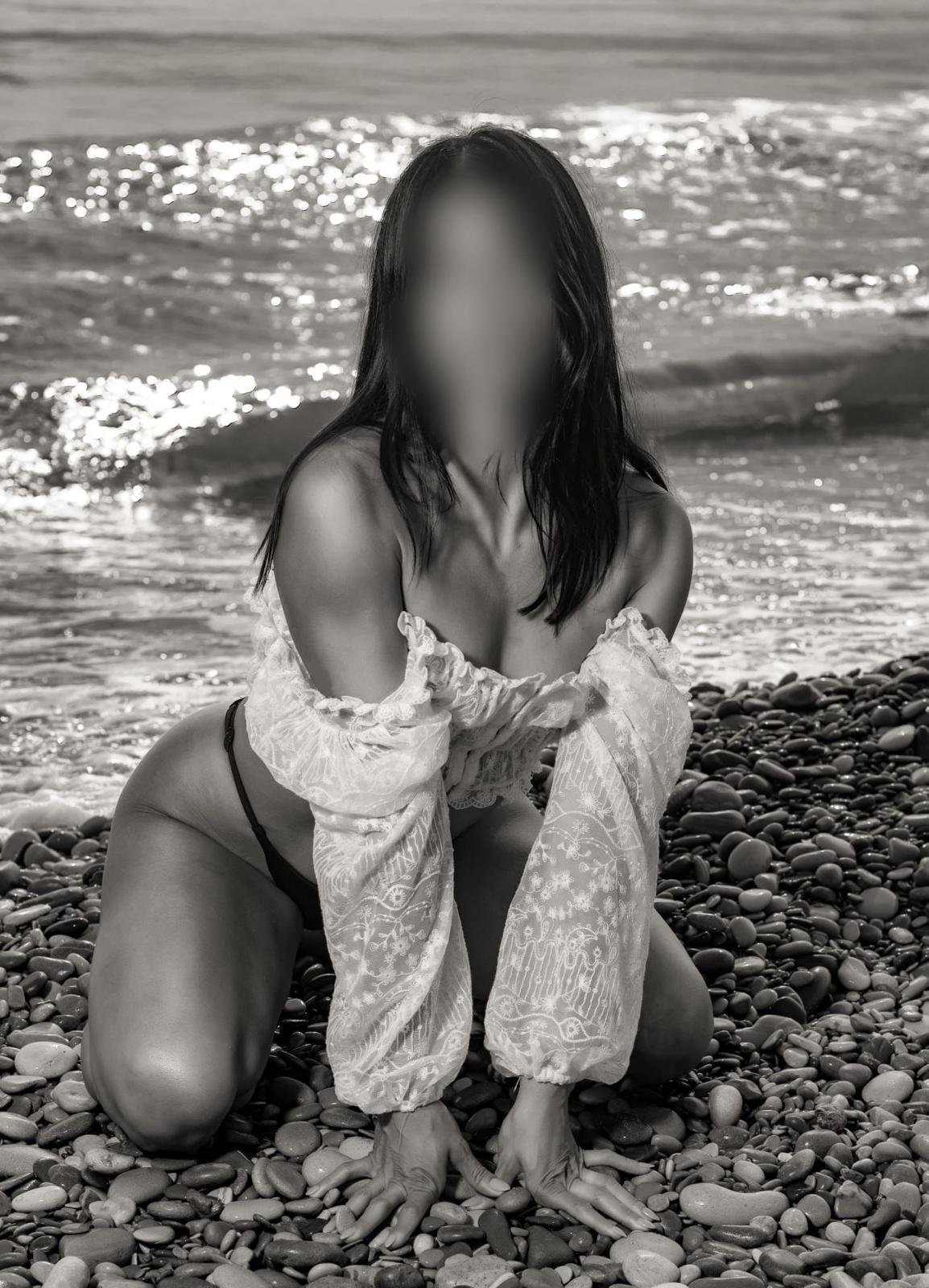 603909912 | CLEO | Chica