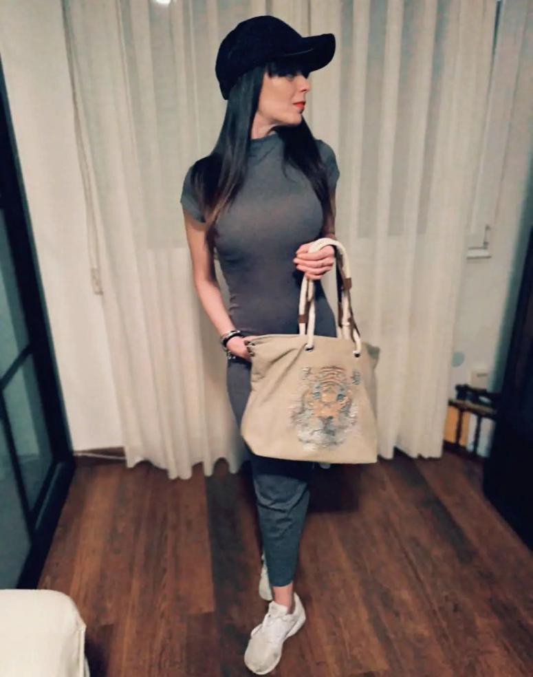 637358455 | AIDA | Chica