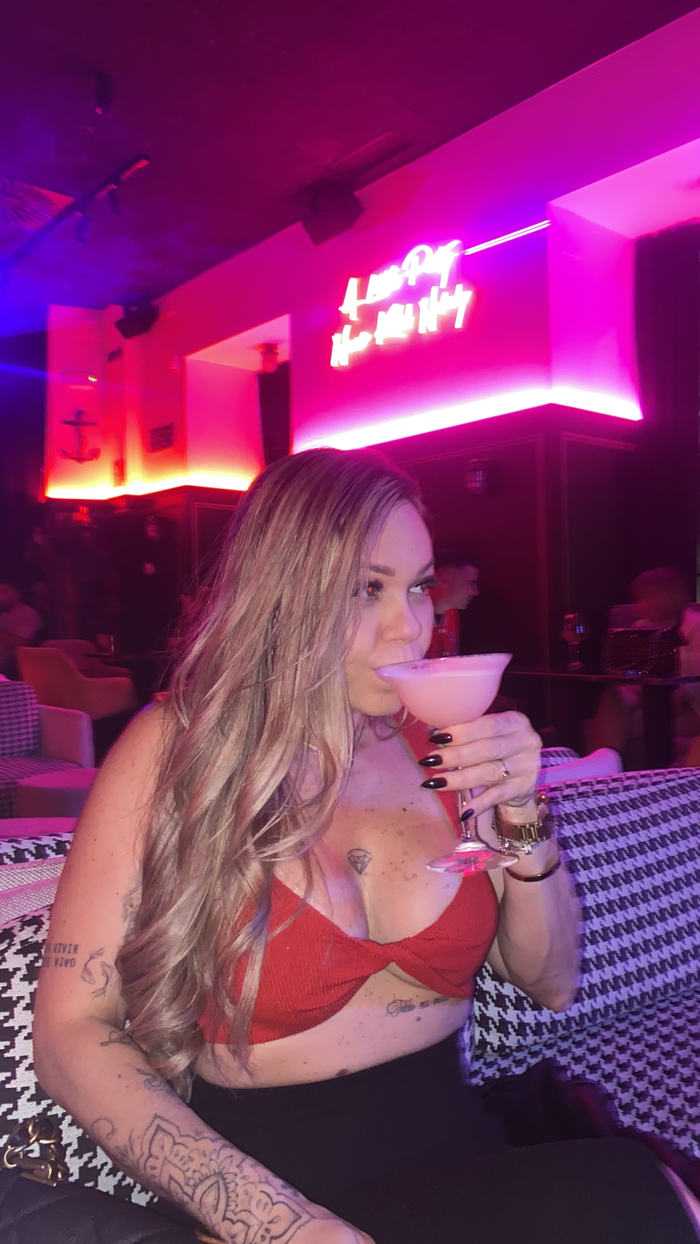 647945877 | KAREN | Chica