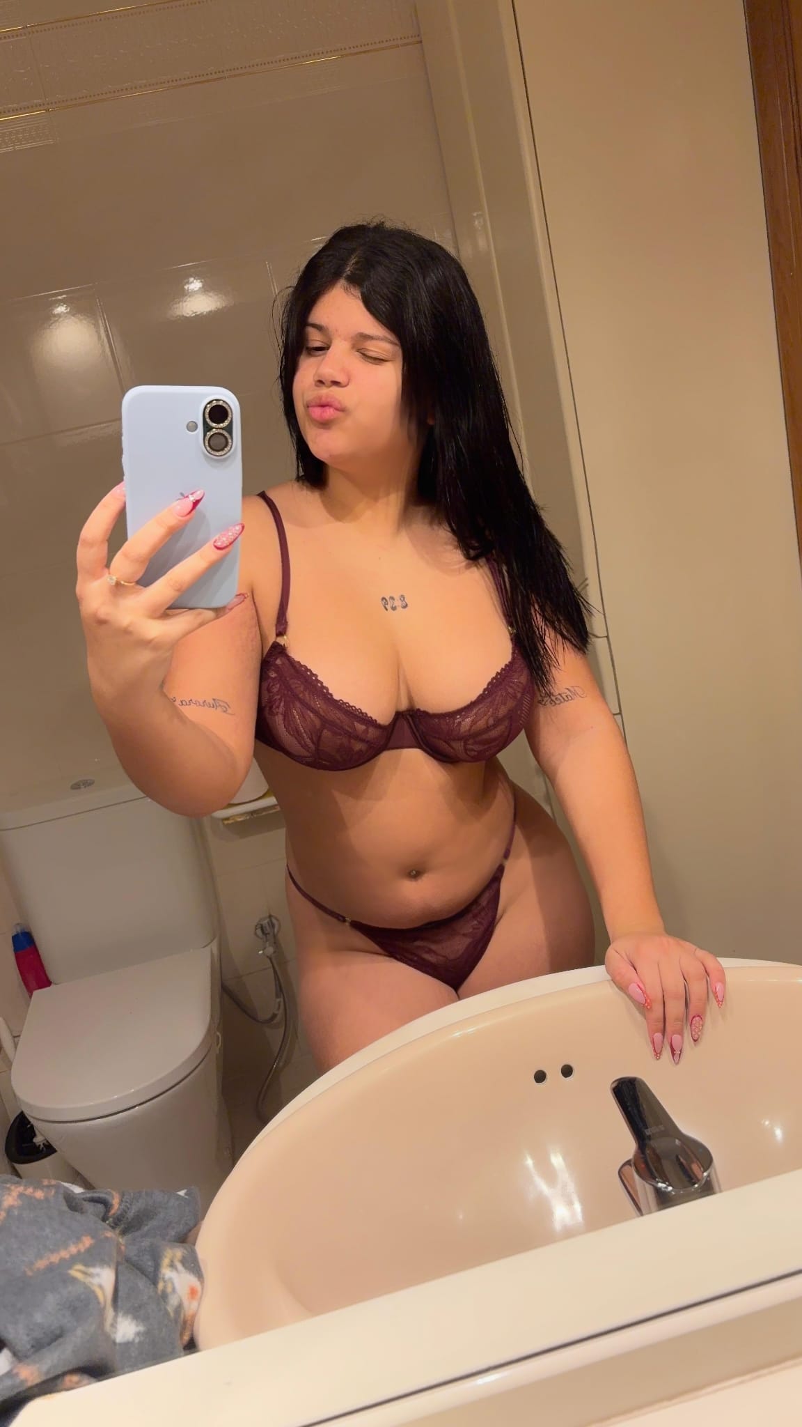 663998163 | EMILY | Chica